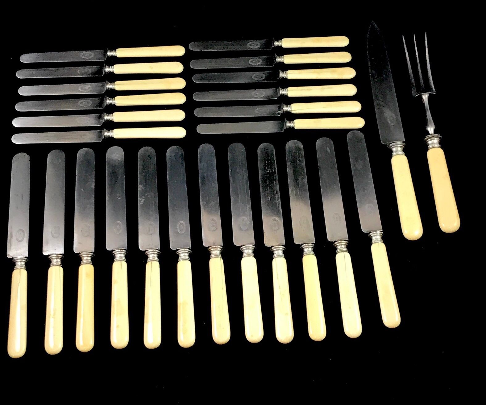 Null 
Jules PIAULT 巴黎，一套象牙柄的餐具，包括12把大刀，12把甜点刀和羊腿餐具，Richelieux刀。一些手柄上有裂缝。象牙标本SPP，&hellip;