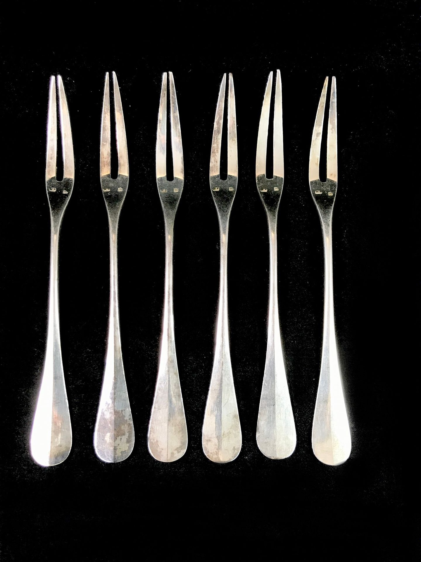 Null Suite de 6 fourchettes à escargots en métal argenté, à décor d'un médaillon&hellip;