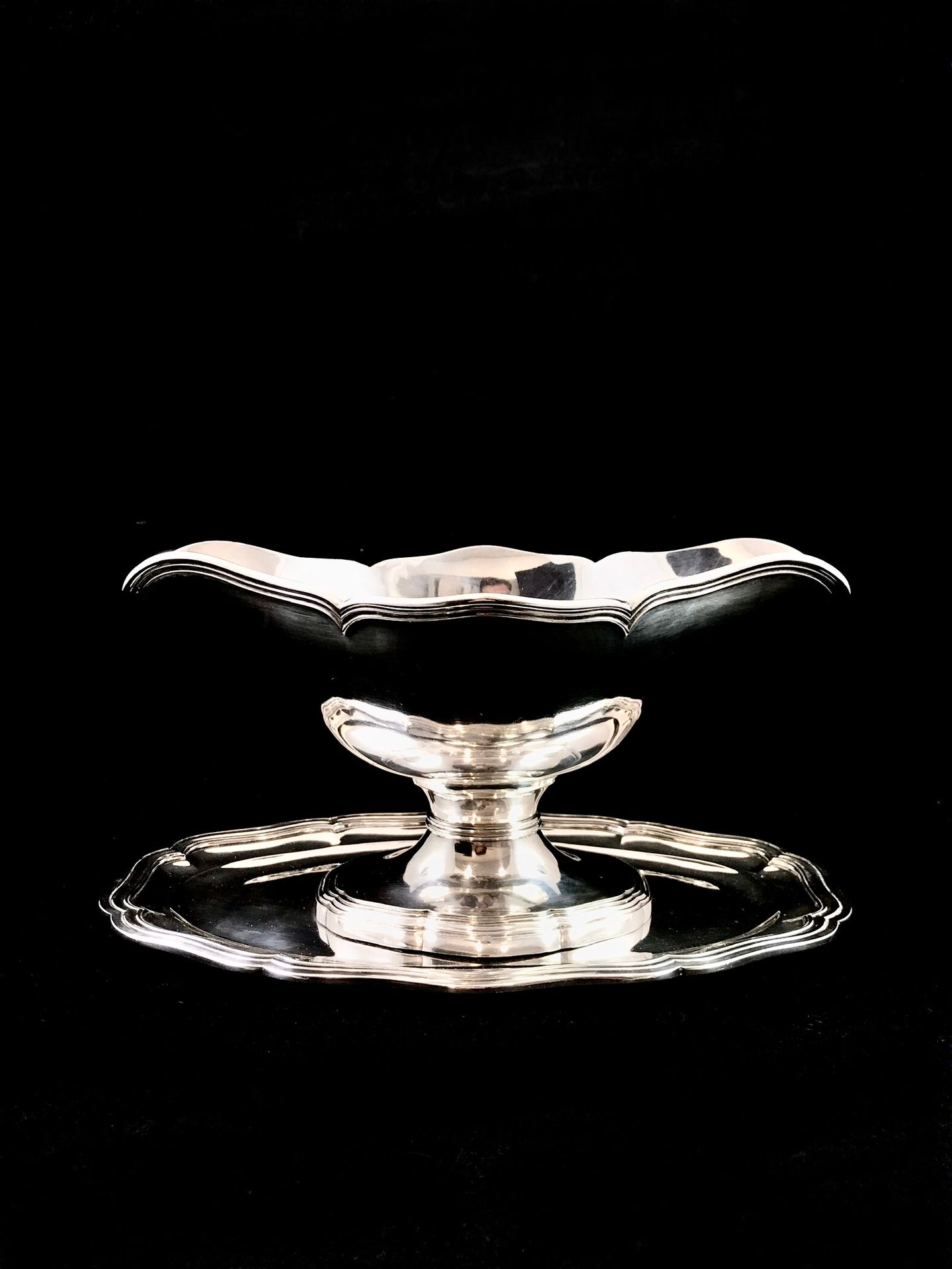 Null 
一个950°/00的Minerve银制酱油壶，椭圆形，其扇形框架上有路易十五风格的扇形边缘。银框上可能有进口天鹅的标记。总毛重：819克