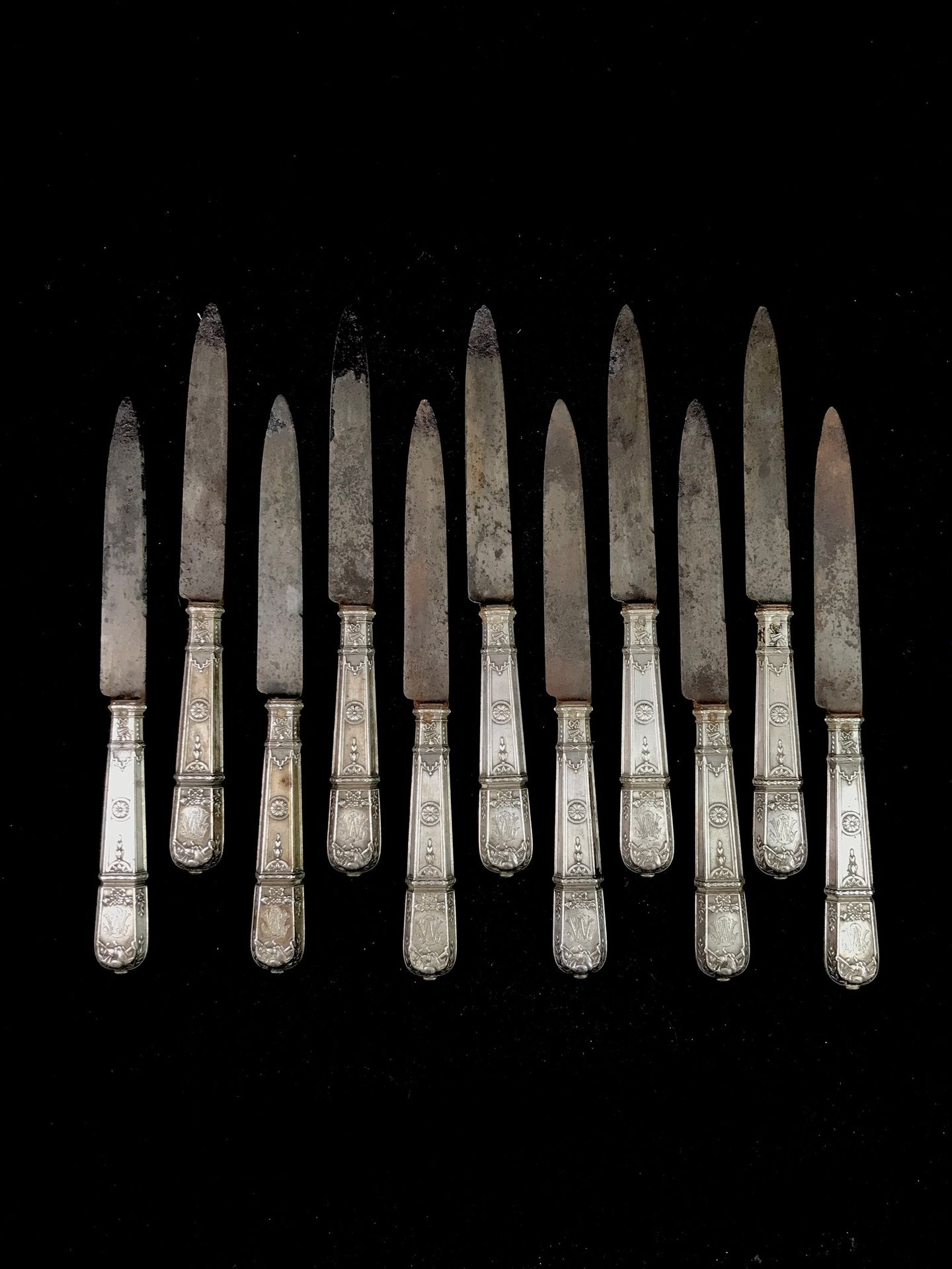 Null 一套11把的甜点刀，刀柄是银色的。新路易十六时期的装饰，19世纪末。有 "W.L "字样。毛重 : 407克。氧化的刀片。