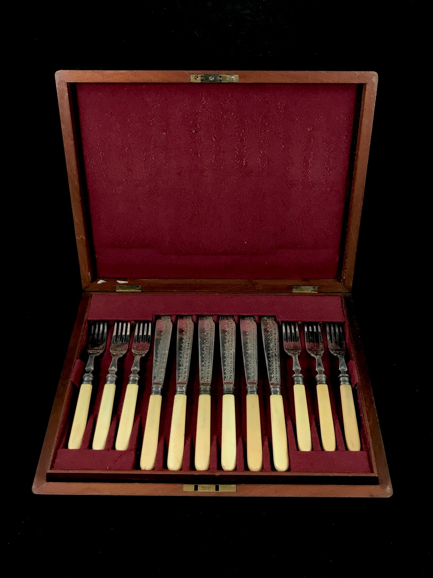 Null In a mahogany case, centered with a blind cartouche : a suite of 12 fish cu&hellip;