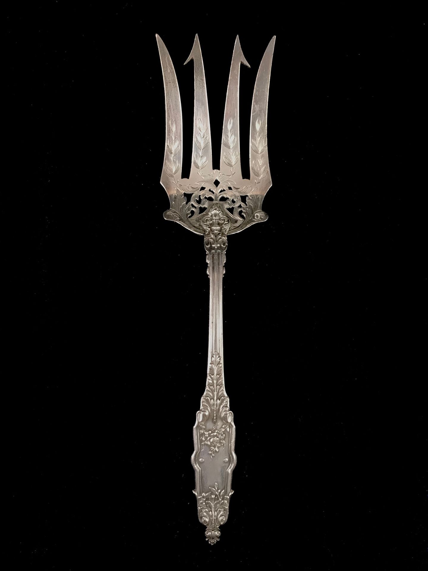 Null 一把950°/00的银制鱼叉，上面装饰着刺桐叶和花环。有图案的。新路易十六风格。长度：23.5厘米。重量。115克。