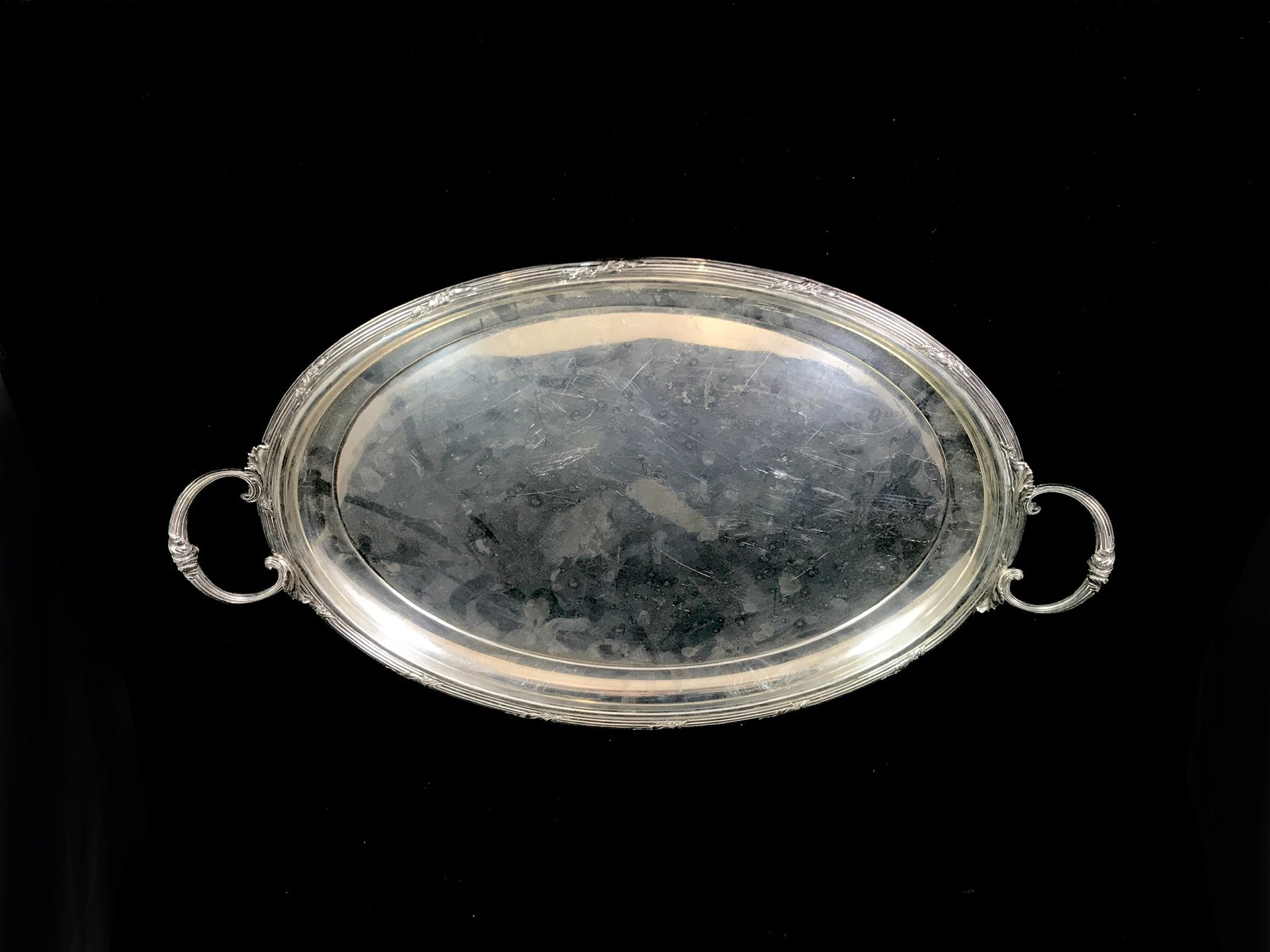 Null 
Ein Tablett aus Silber 950°/00 Minerva-Stempel. Griffe und Ränder mit Deko&hellip;