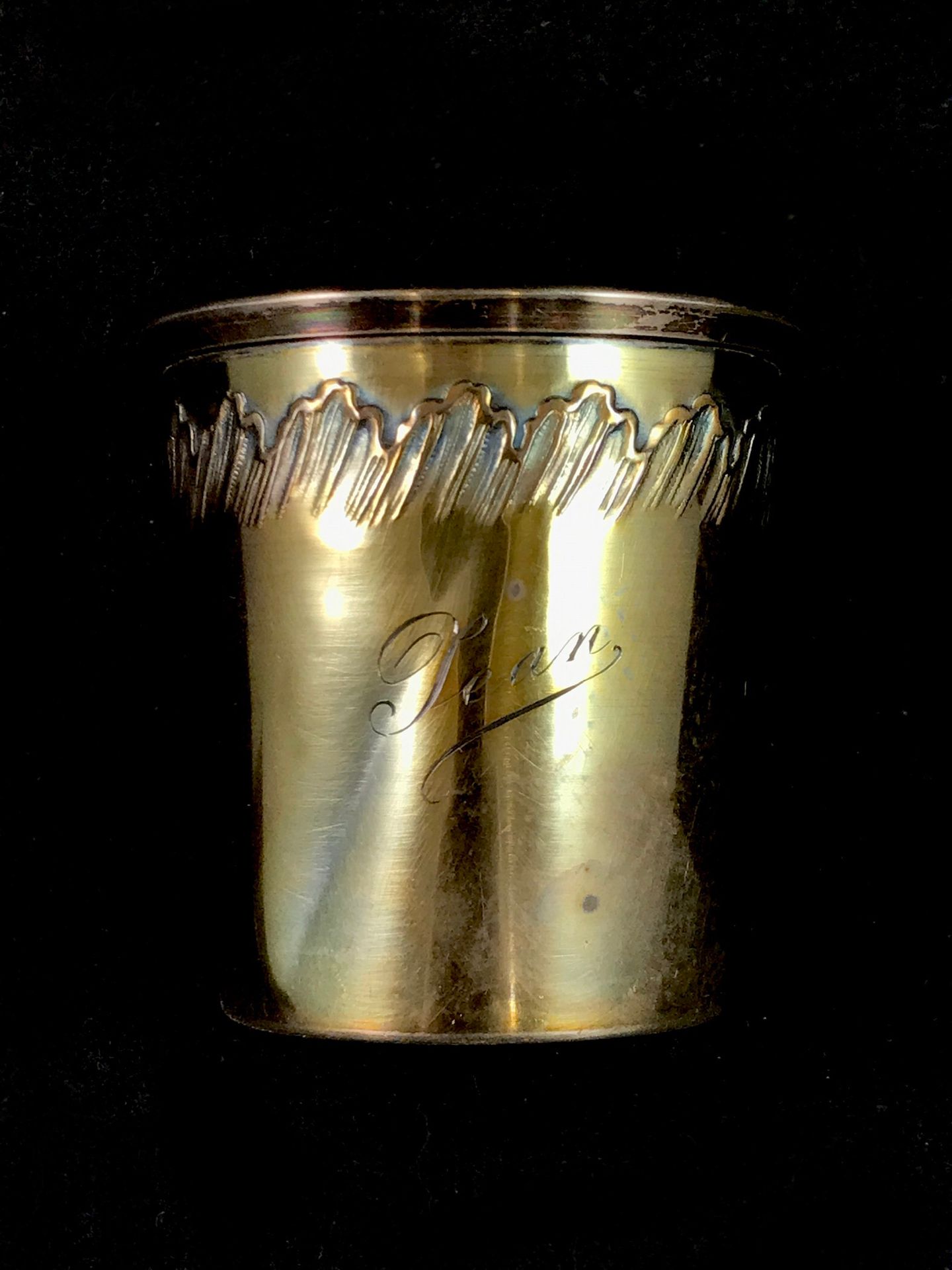 Null Un vaso de plata Minerva 950°/00 con un friso ondulado en repoussé. Grabado&hellip;