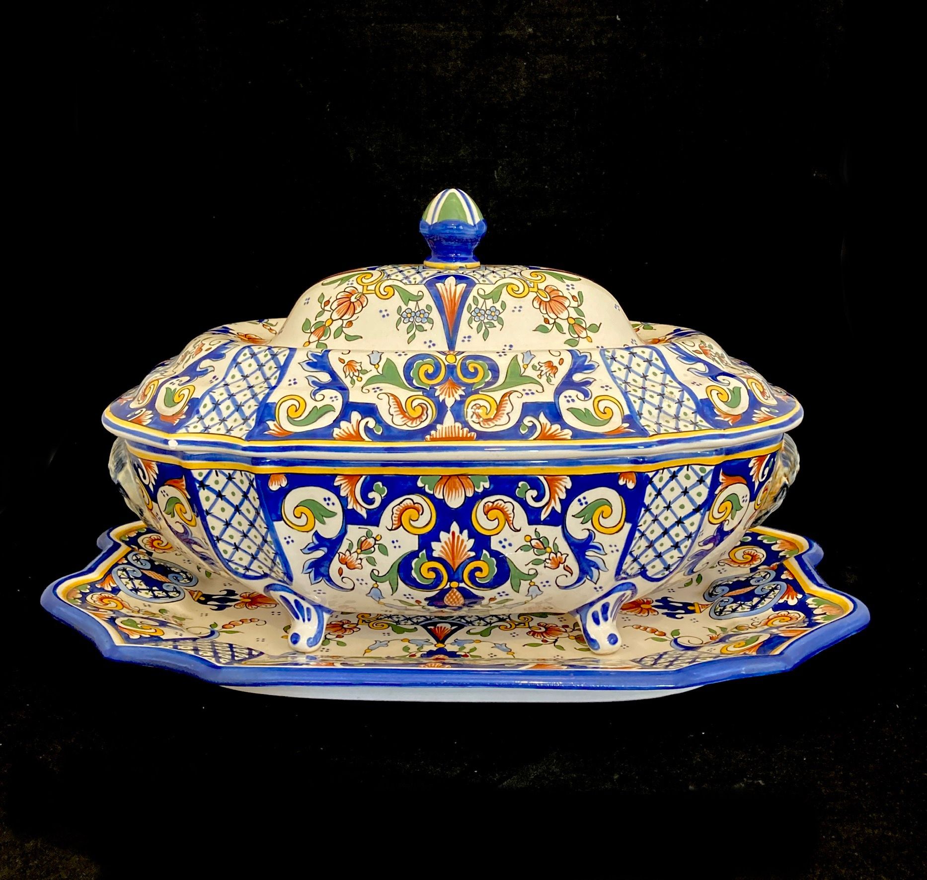 Null MOUSTIER, covered tureen and its frame in polychrome earthenware. Height : &hellip;
