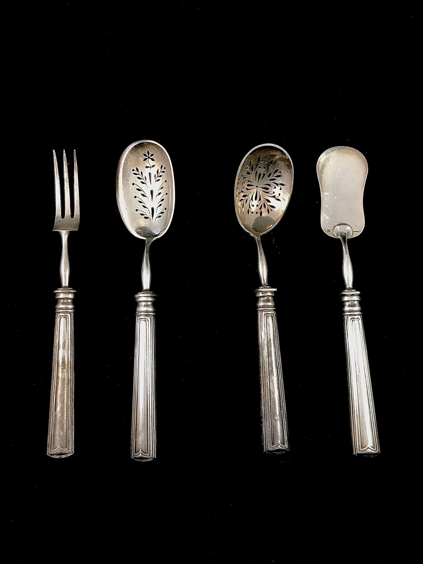 Null CHRISTOFLE. Hors d'oeuvres set with 4 pieces in silver plated metal. Length&hellip;