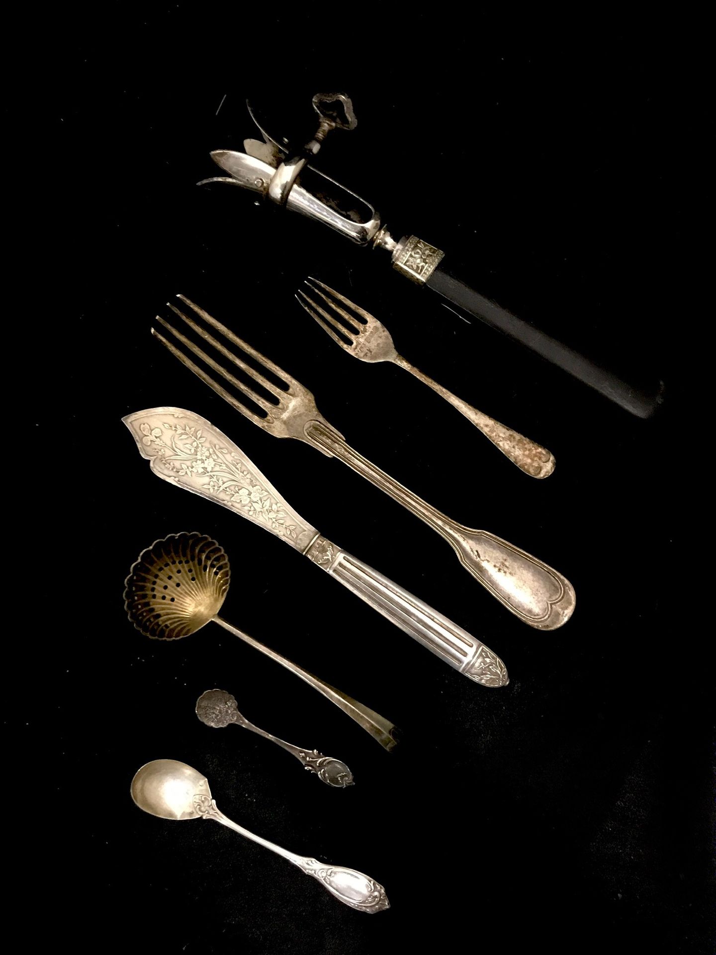 Null 杂项银器，镀银和英国银器拍品，包括一个洒水勺，两个叉子，两个盐勺，一个羊腿柄和一把刀。不含羊腿柄的总毛重：148克。