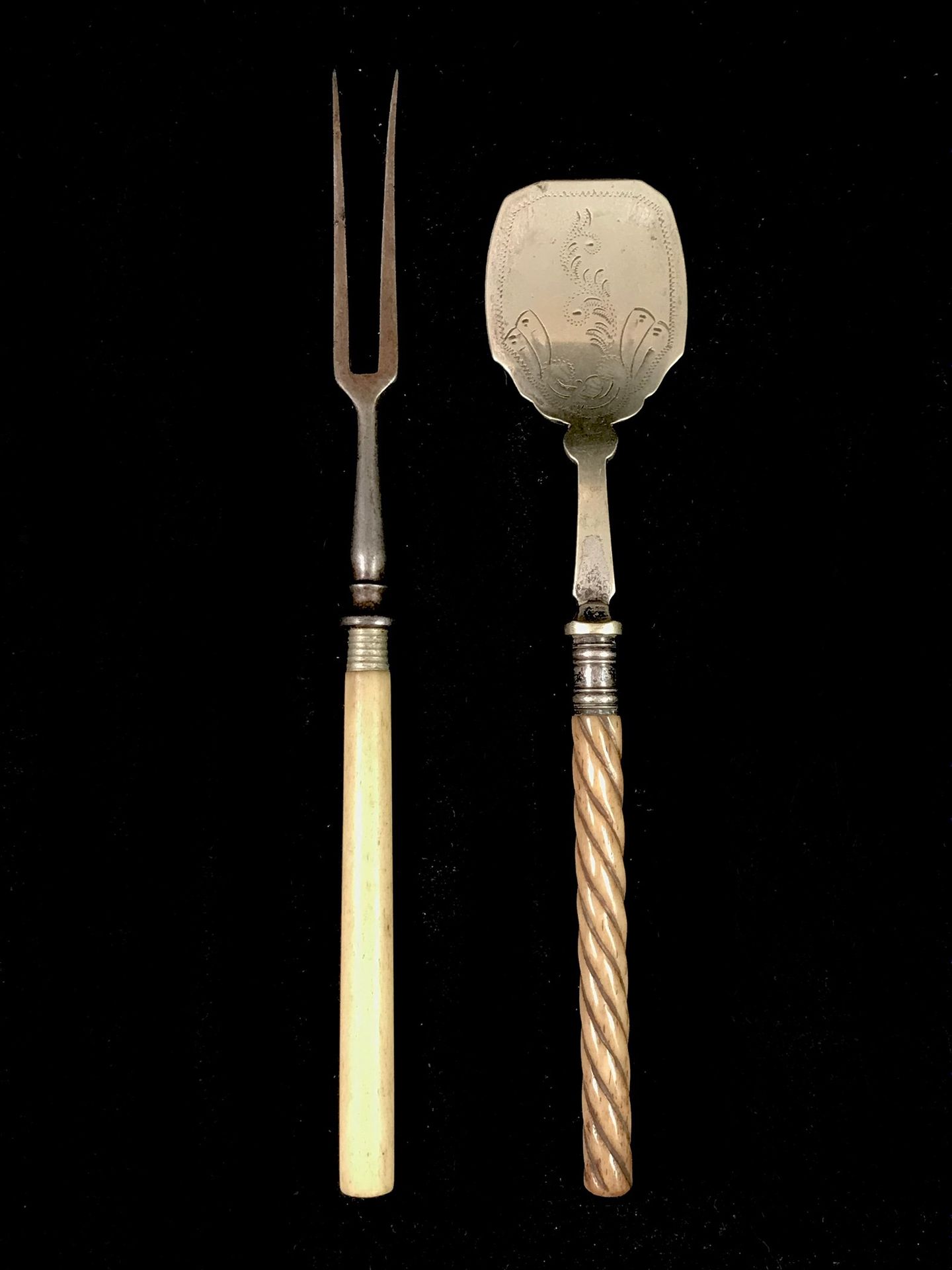 Null A small shovel and a fork, bone handles. Probably English. Length: 21 cm.