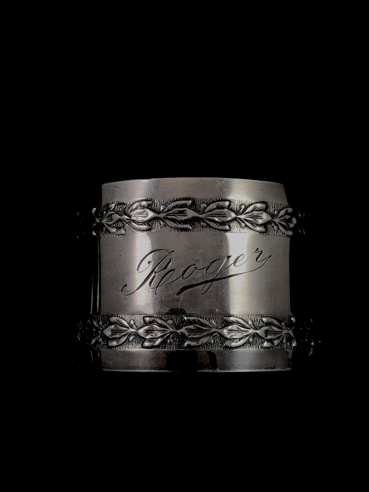 Null Minerve银质餐巾环，950°/00，带有花的重塑装饰。刻有 "罗杰"。直径：5厘米。总毛重：35.79克。