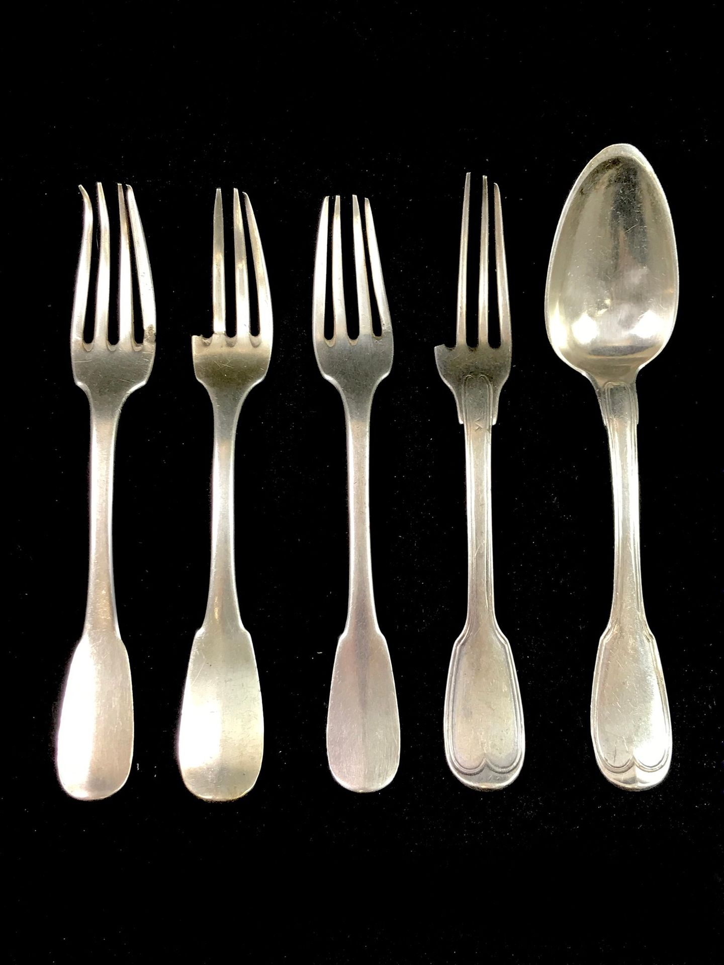 Null 一套3个叉子，单板模型，和一套餐具，菲利普装饰。全部为银色950°/00。部门（1819-1838）。总重量。380克。两根牙签损坏，两根牙签丢失，牙&hellip;