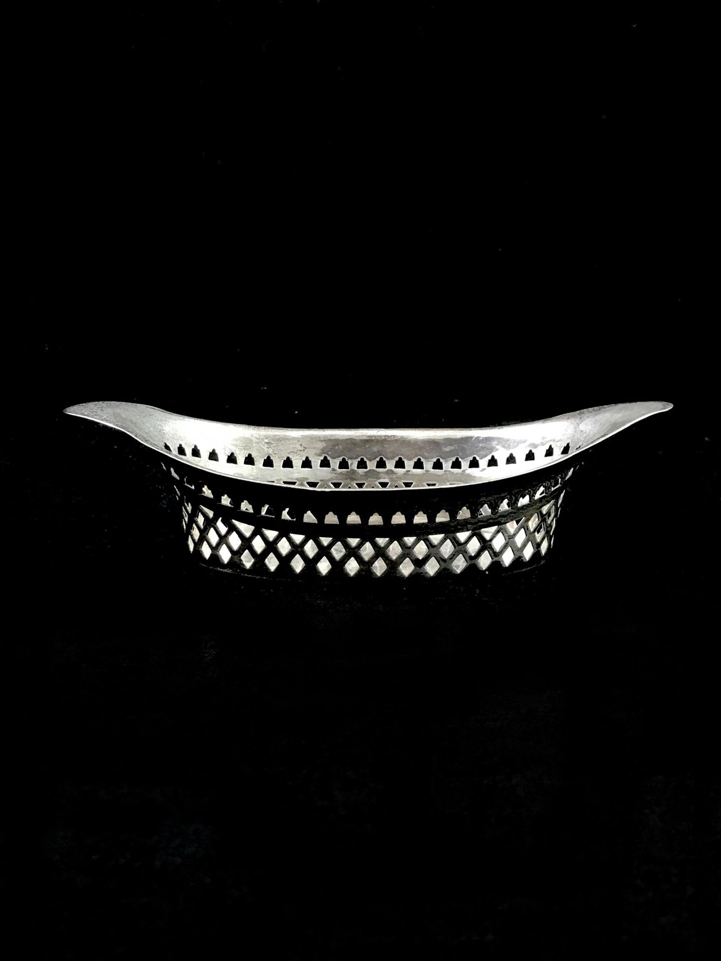 Null An English silver oval openwork basket. Height 3 cm. Length : 16 cm. Total &hellip;