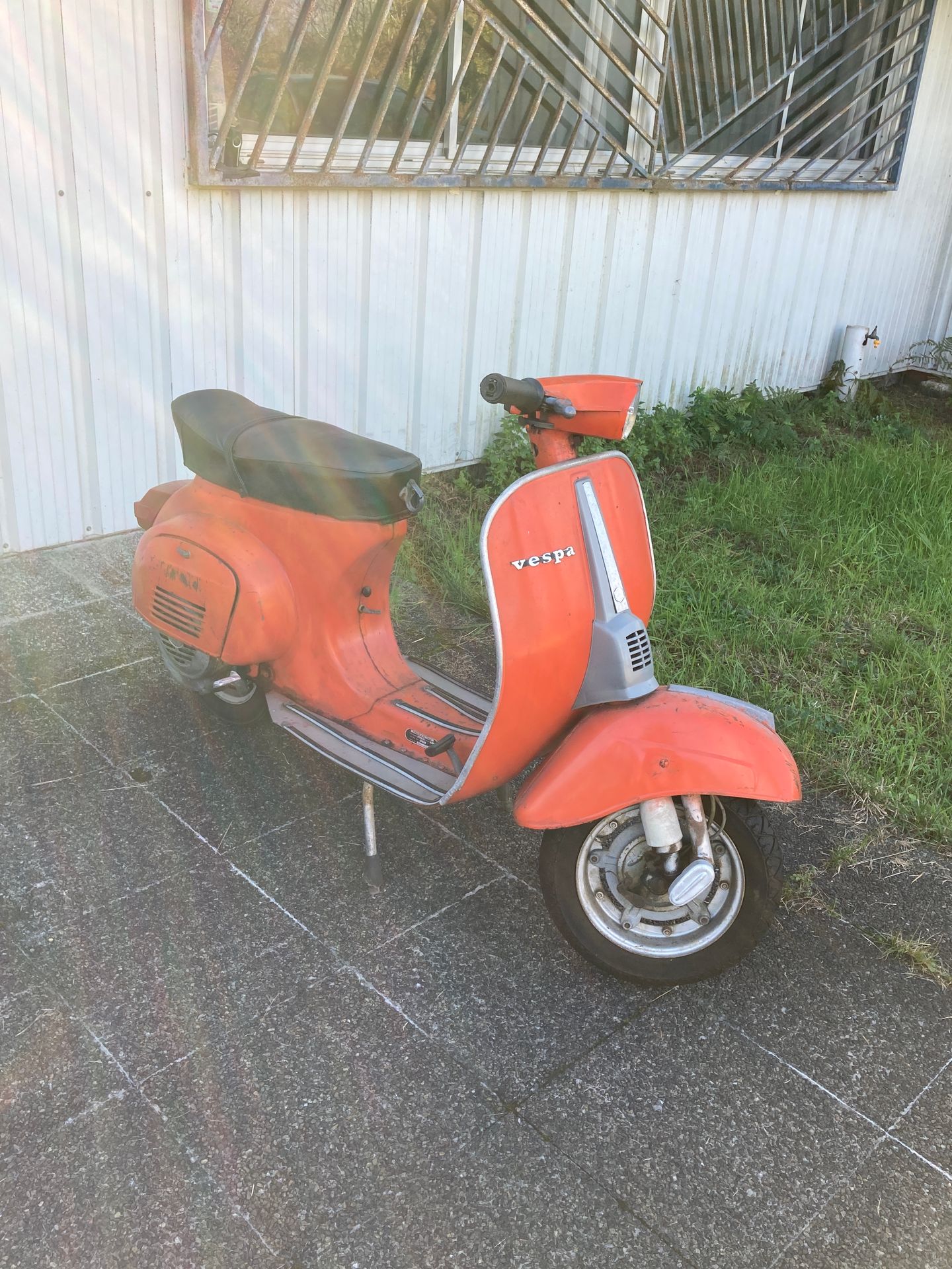 Null 
SCOOTER VESPA 50 cc red. Date of 1st circulation 1976. Immat DB-32-Y. Good&hellip;