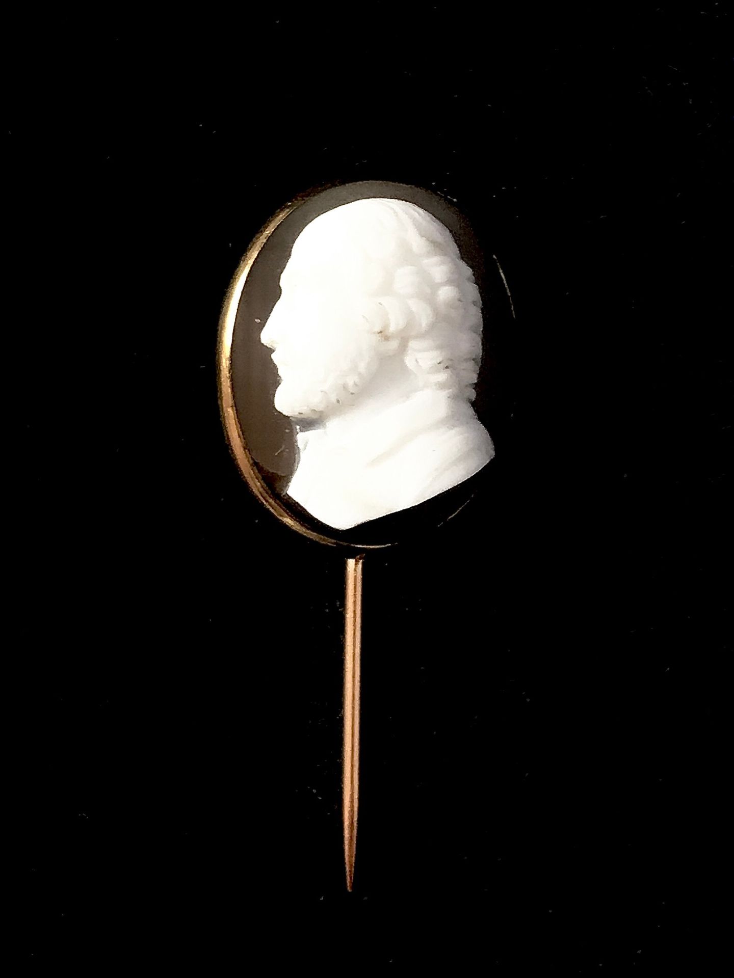 Null 一枚18K（750°/00）黄金领带针，玛瑙上的浮雕显示了一个大胡子男人的轮廓。约1880-1900年的法国作品。标有一个鹰头。长度：4厘米。毛重：5&hellip;