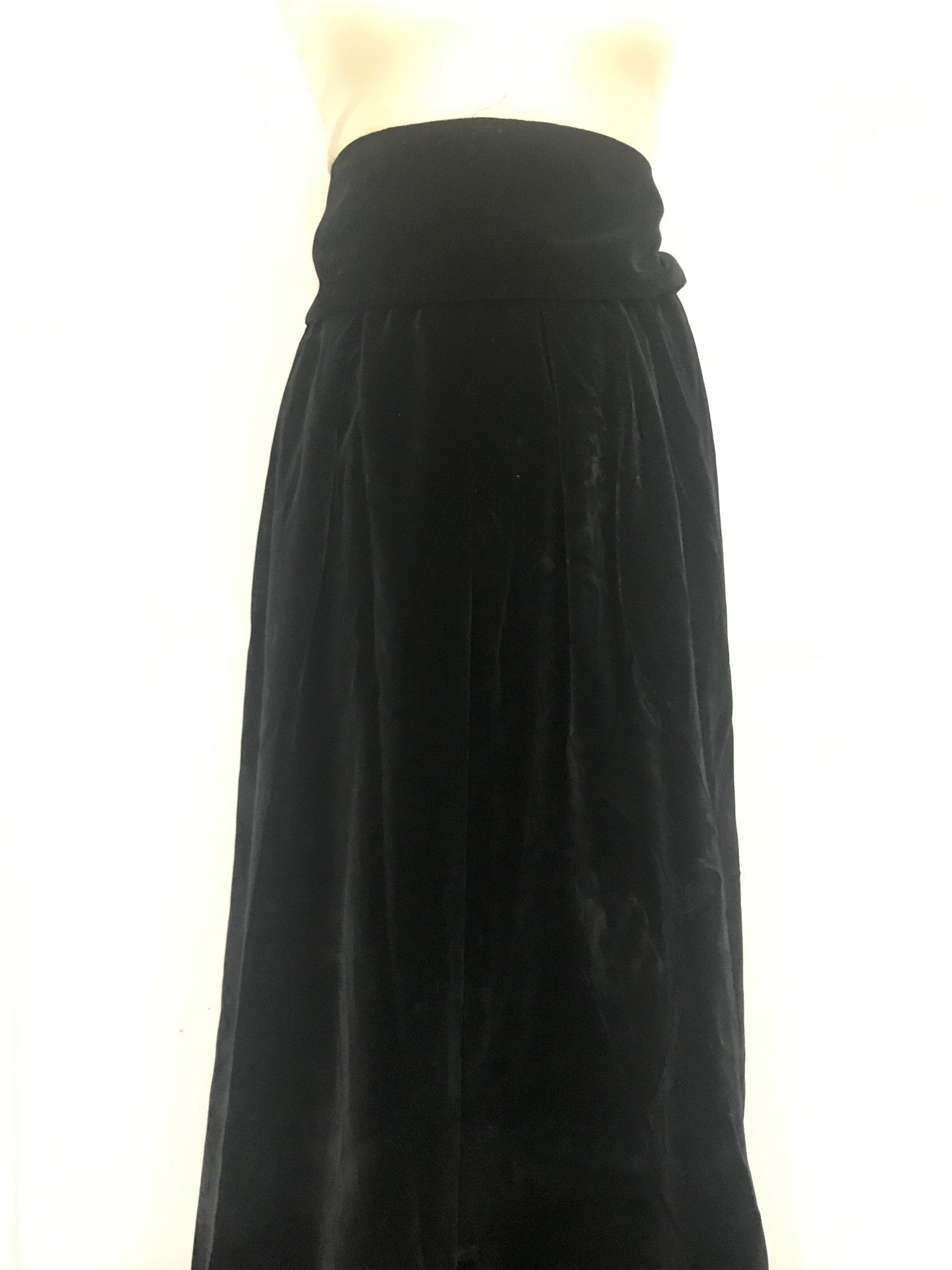 Null 黑色丝绒高腰长裙，内衬至下摆，饰以可拆卸腰带。尺寸38。约1980年。