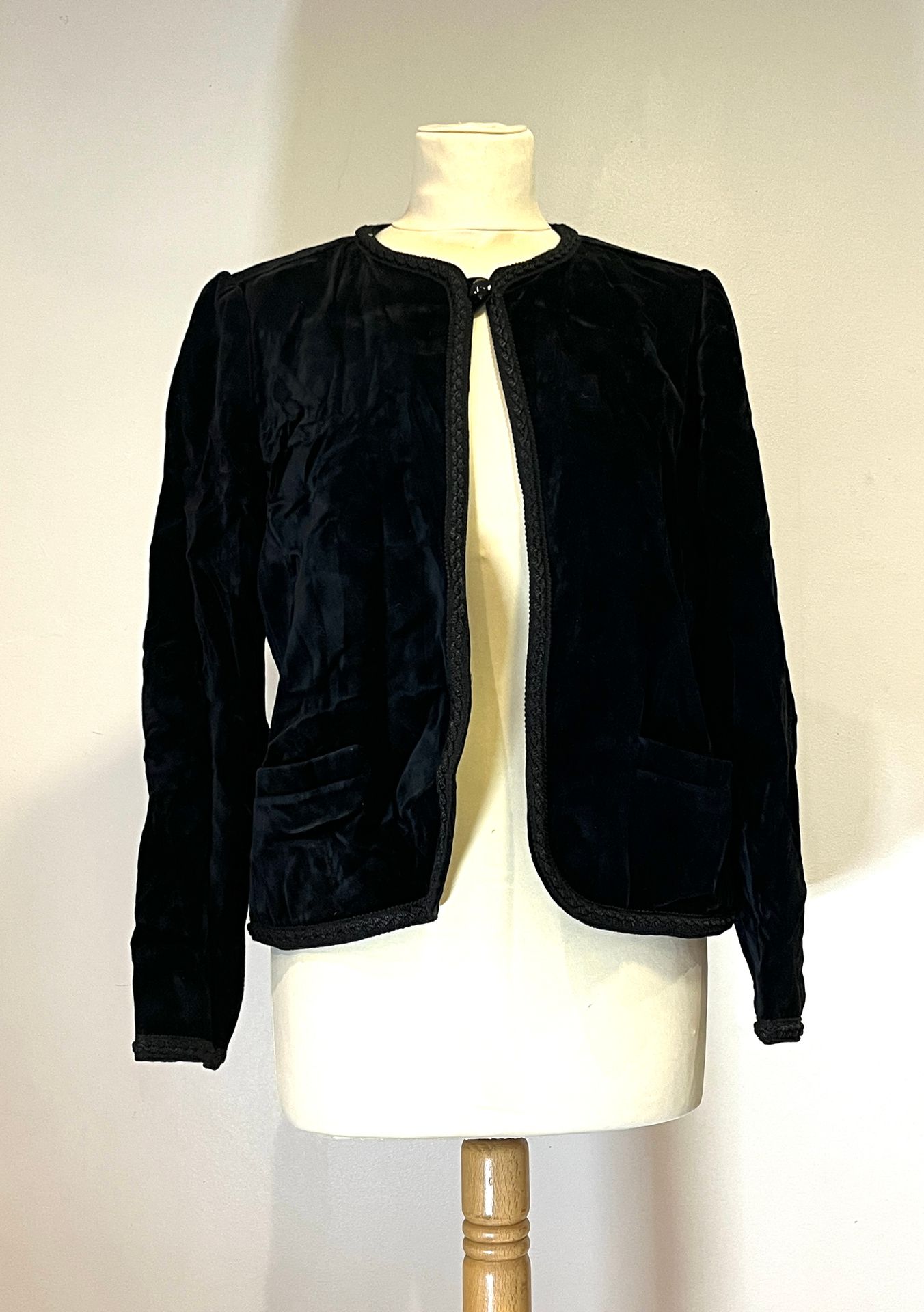 Null UNGARO - Black velvet jacket, decorated with black trimmings. Size 40