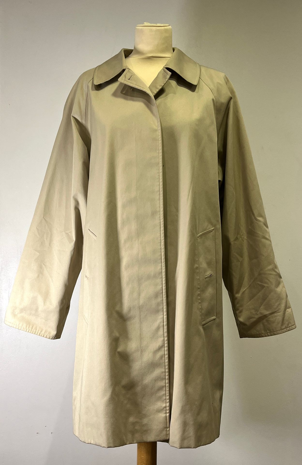 Null BURBERRY，女士风衣，米色棉质格子布，斜襟袖子，内衬品牌的图案。尺寸40。