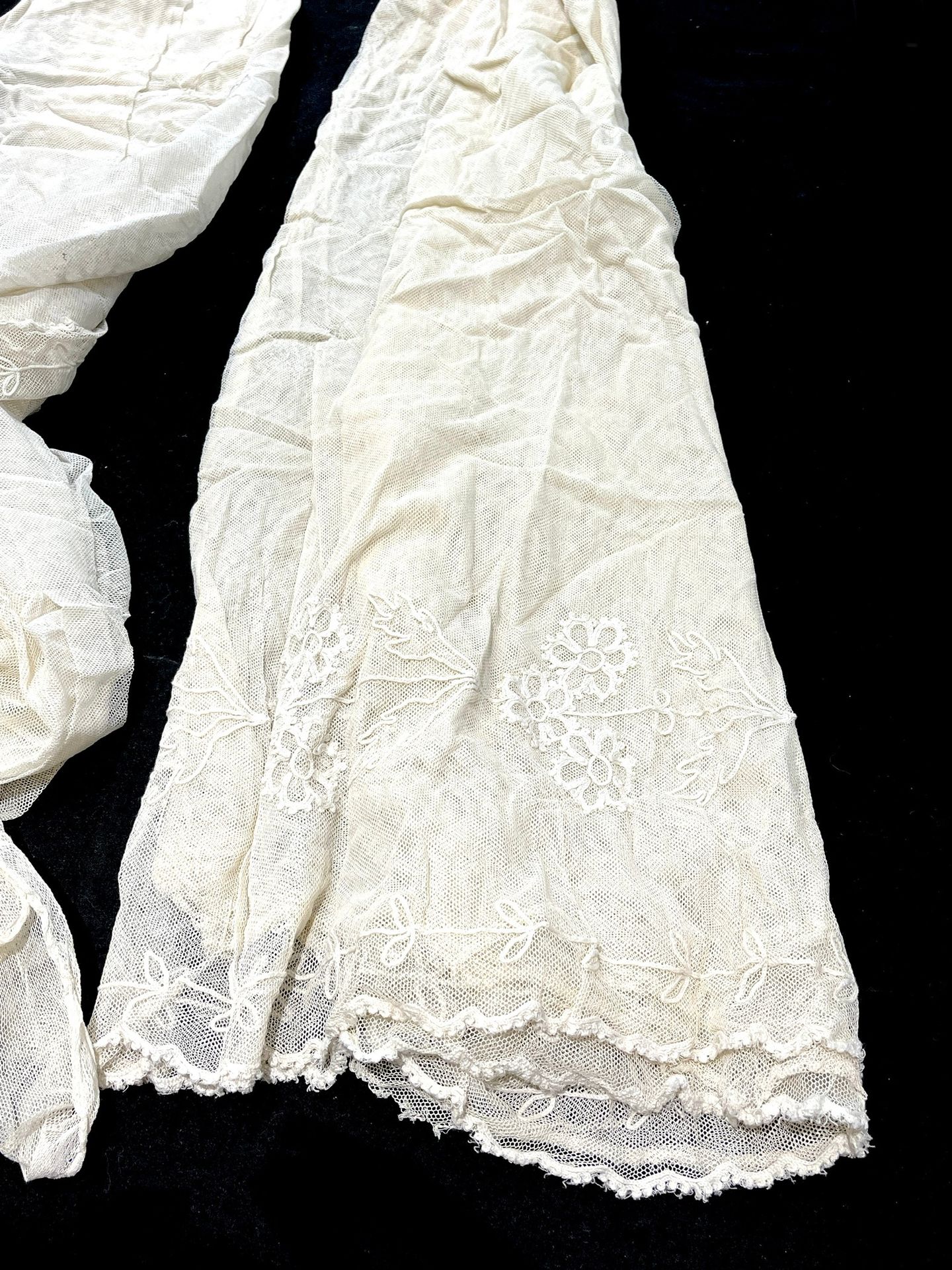 Null 一对薄纱窗帘，用玉米针刺绣的叶子和雏菊花束，尺寸为170×200厘米。小孔、撕裂和修复，约1900年。