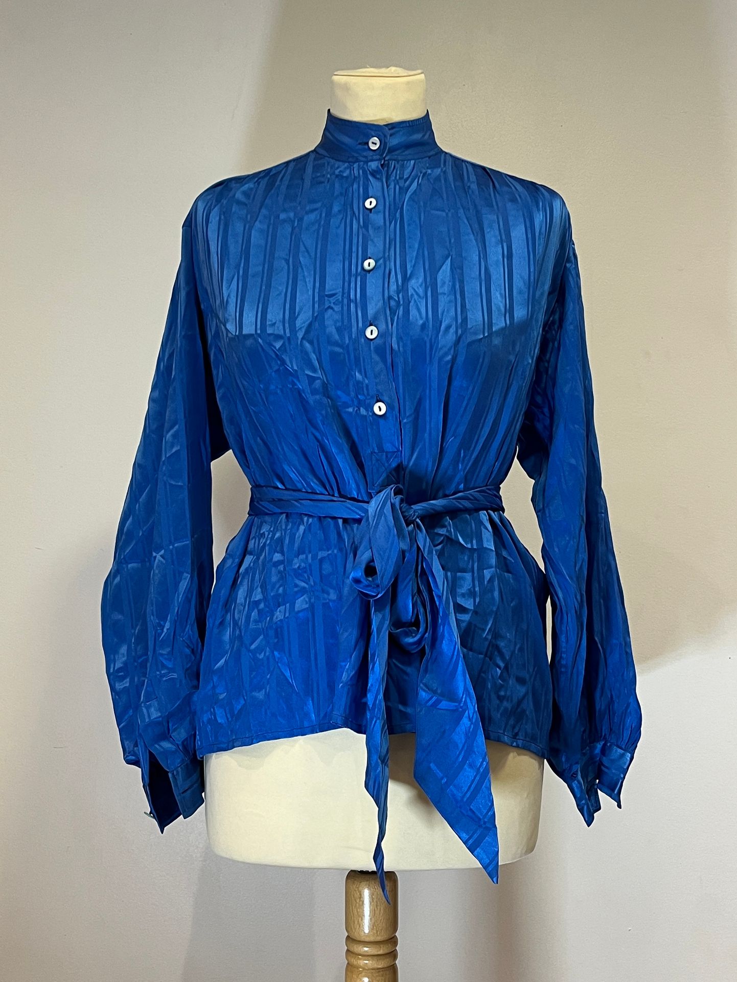 Null SAINT LAURENT RIVE GAUCHE - ein Oversize-Hemd aus blau gestreiftem Seidensa&hellip;