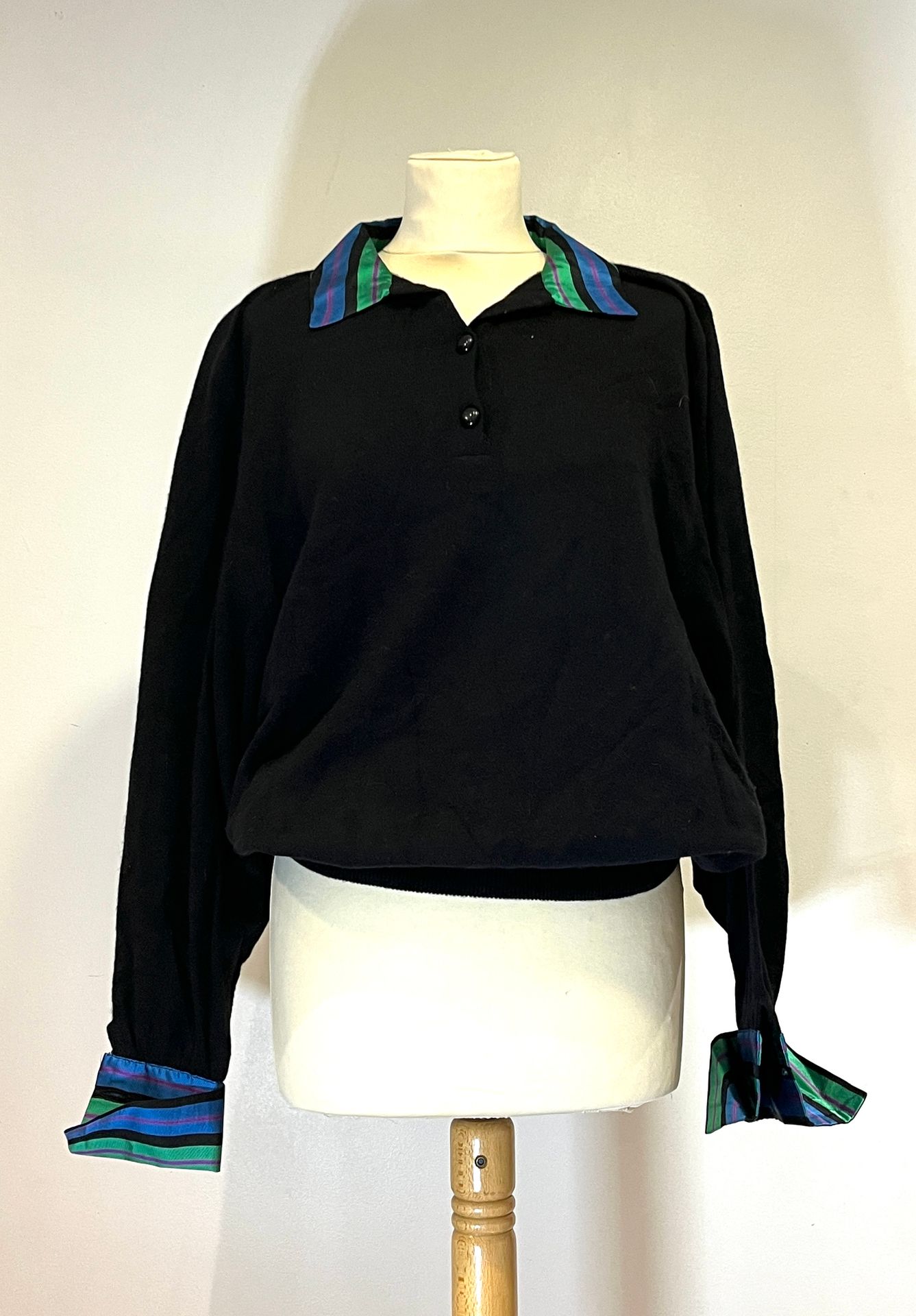 Null VALENTINO BOUTIQUE - 黑色羊绒超大毛衣，条纹丝绸衬衫领口和袖口。领口上的扣子。