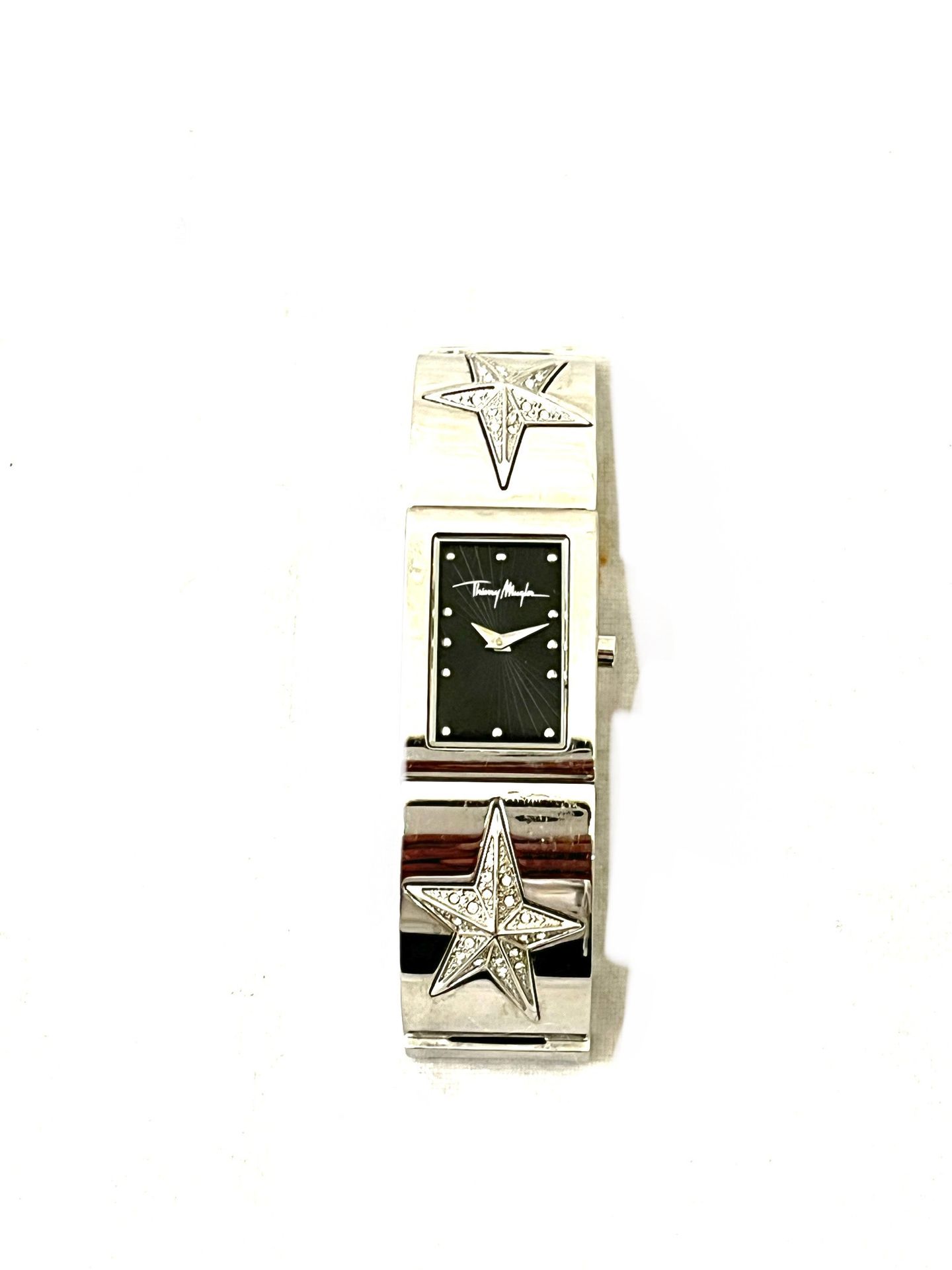 Null Thierry Mugler - 一款镀铬钢的女士手表。黑色表盘上有签名，索引。表带上有水钻星星；石英机芯。