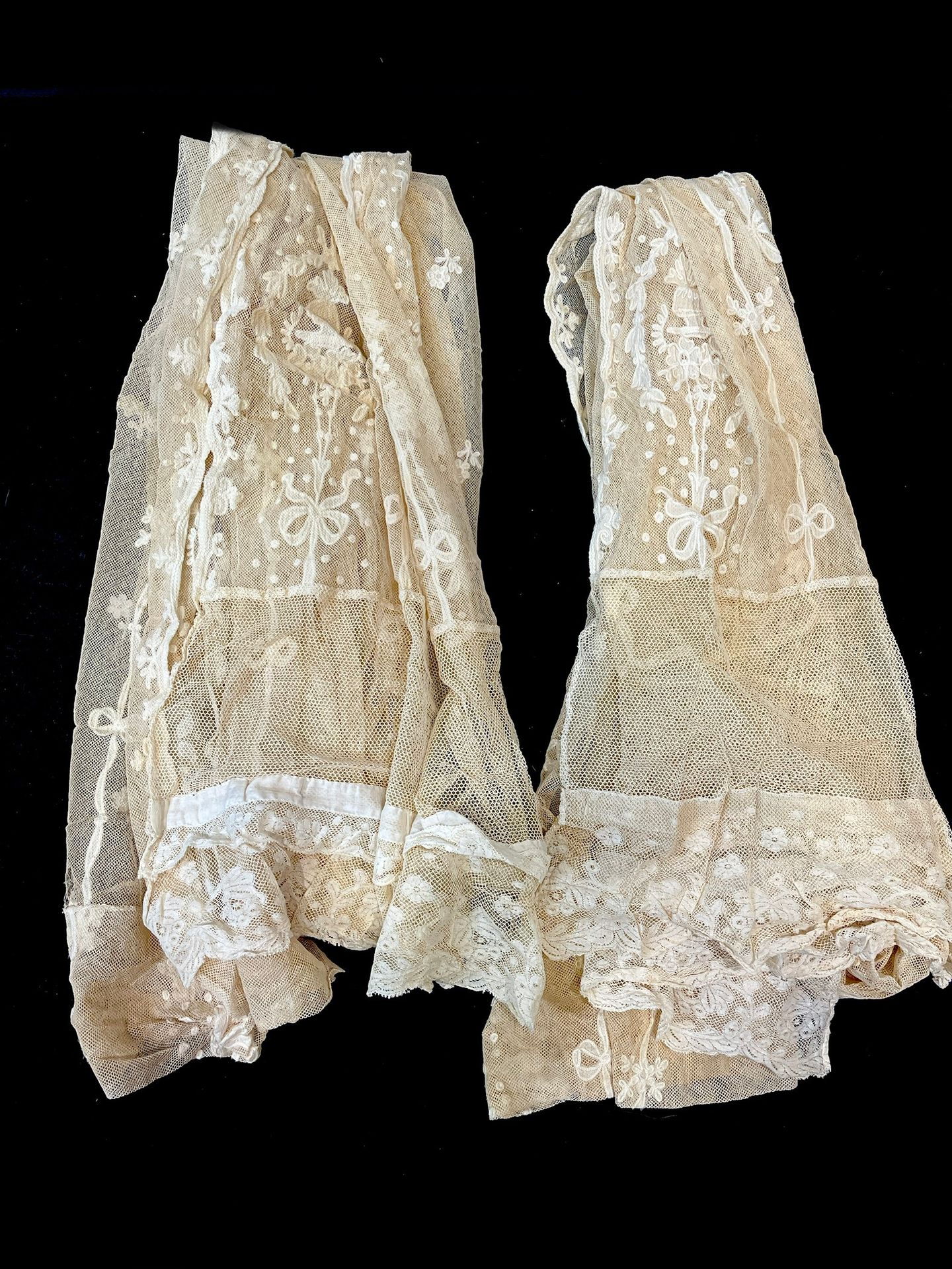 Null 一对小的薄纱窗帘，用玉米针刺绣，有丝带、蝴蝶结和花朵，尺寸为60×230厘米。1900年左右，对薄纱有一些损坏。