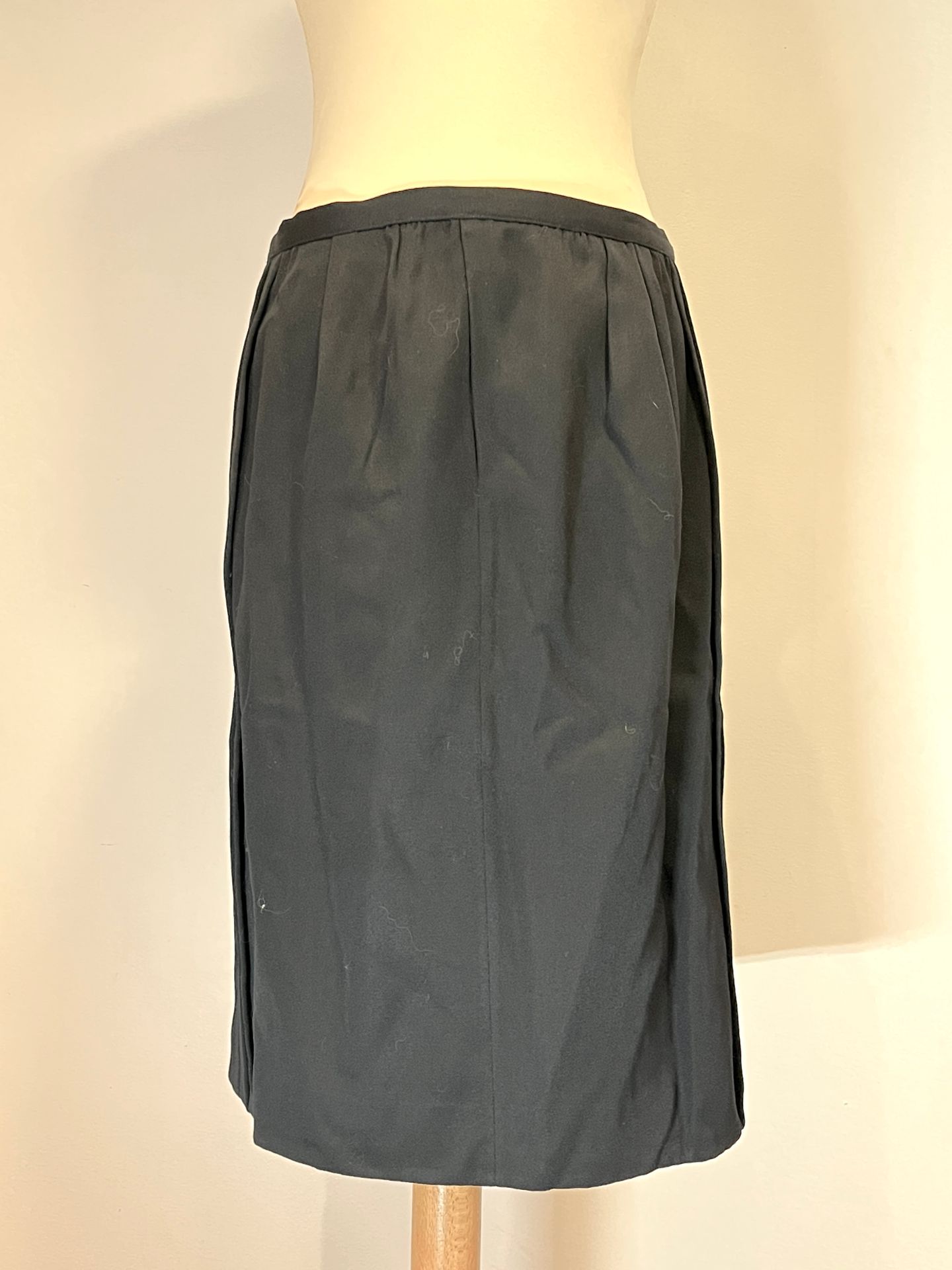 Null VALENTINO miss V - 黑色羊毛衬里的直筒裙，背面和正面有褶皱。尺寸40。