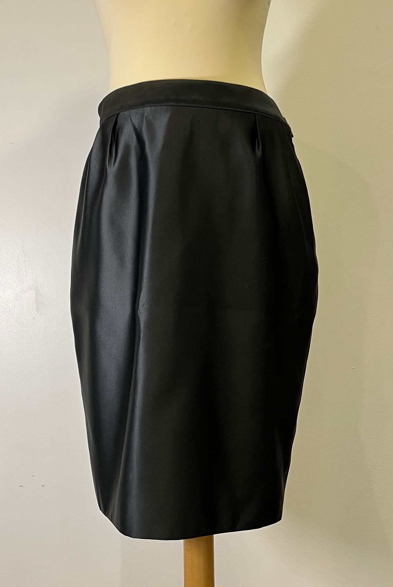 Null YVES SAINT LAURENT Variation - une jupe droite, noire. Fermeture bouton et &hellip;