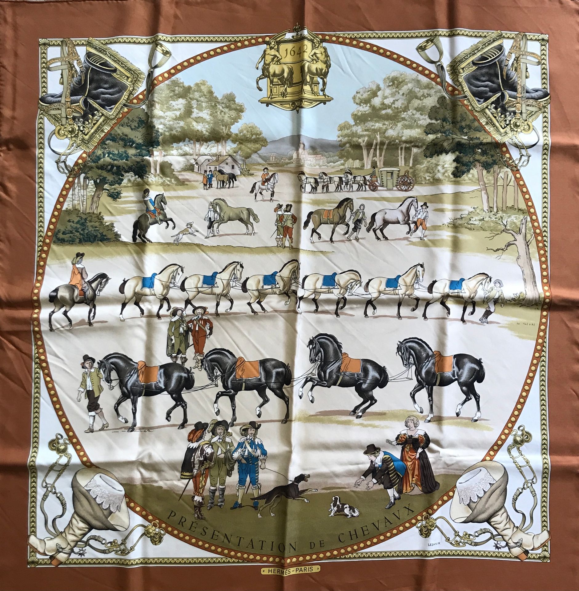 Null 爱马仕，方形丝质斜纹布，模型为 "马的呈现"，米色背景上有多色装饰，边框为棕色，签名为Ledoux。在它的盒子里。高度：90厘米。宽度：90厘米。轻微&hellip;