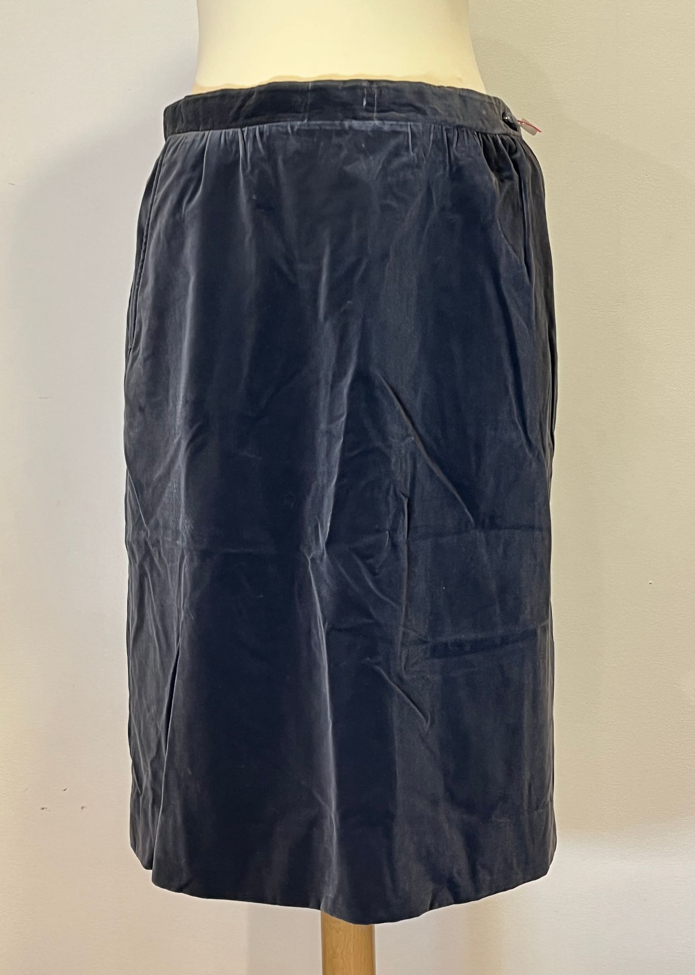 Null SAINT LAURENT RIVE GAUCHE - 灰色丝绒直筒裙，正面有口袋，一侧有拉链封口。42号（天鹅绒上有旧的接缝痕迹）。