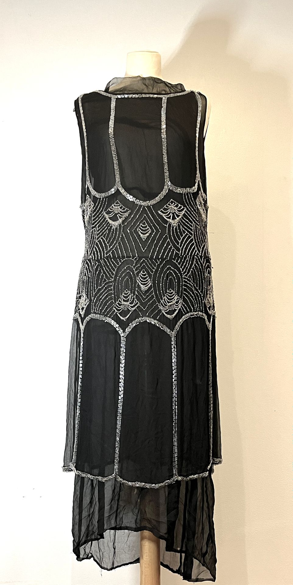 Null Abendkleid aus schwarzem Seidenkrepp, bestickt mit geometrischen Art-Deco-M&hellip;