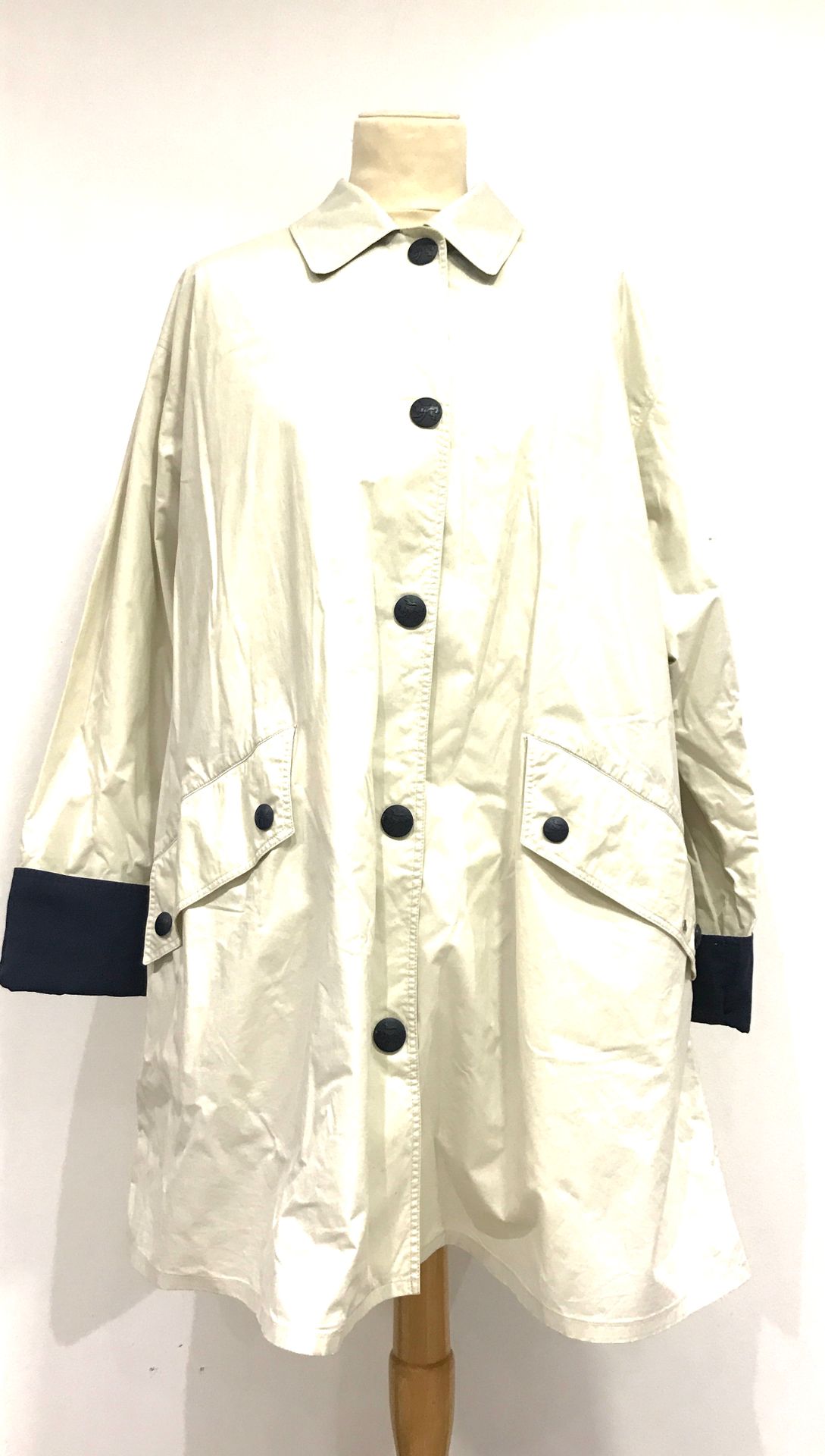Null BURBERRY - An ivory coated cotton raincoat, unlined, navy blue sleeve facin&hellip;