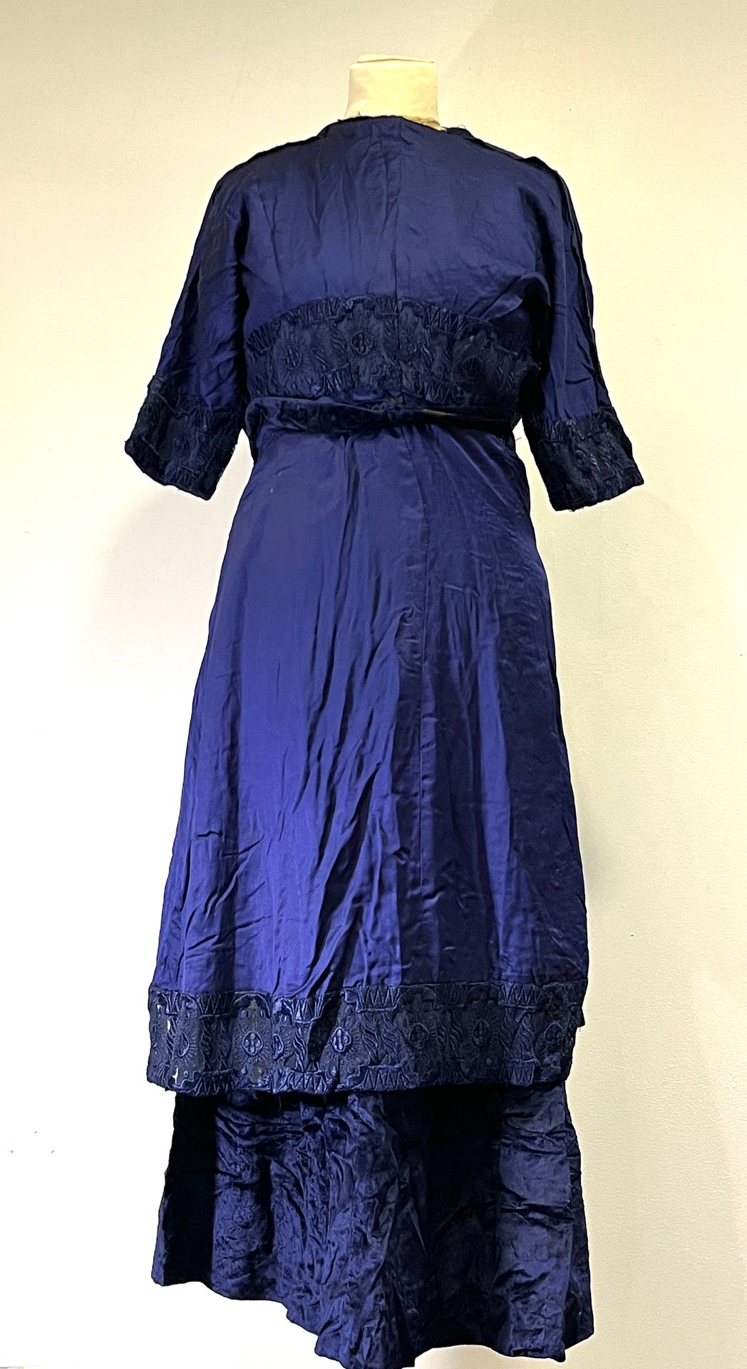 Null 日装，墨蓝色缎子，上衣和裙子缝在一起，饰有同色的刺绣辫子。裙子的下摆是由同色的天鹅绒潘尼制成的，上衣的衬里是锥形的。前面的封口是由一系列的钩子组成的。&hellip;