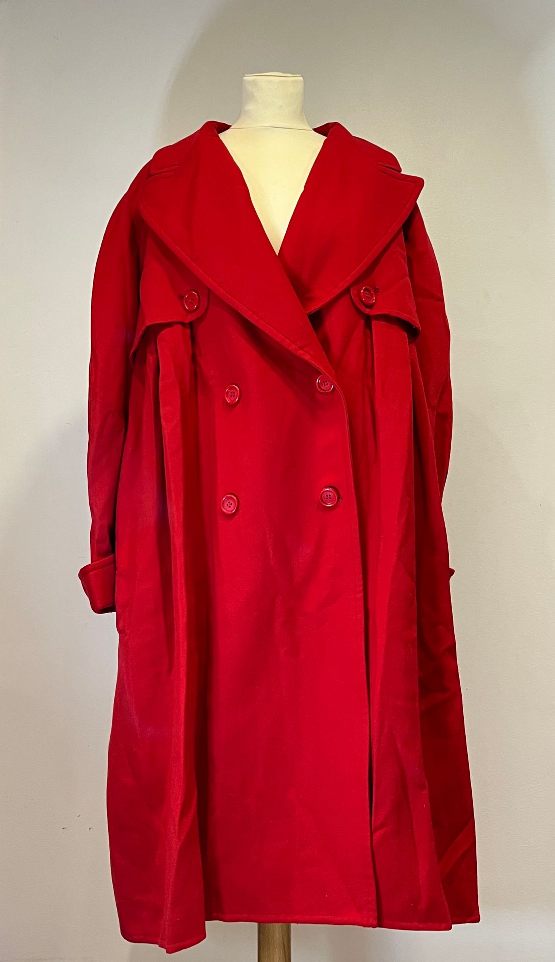 Null VALENTINO BOUTIQUE - 红色羊毛制成的特大号马甲，前后都有平褶。袖子和宽大的裁缝领。尺寸42。