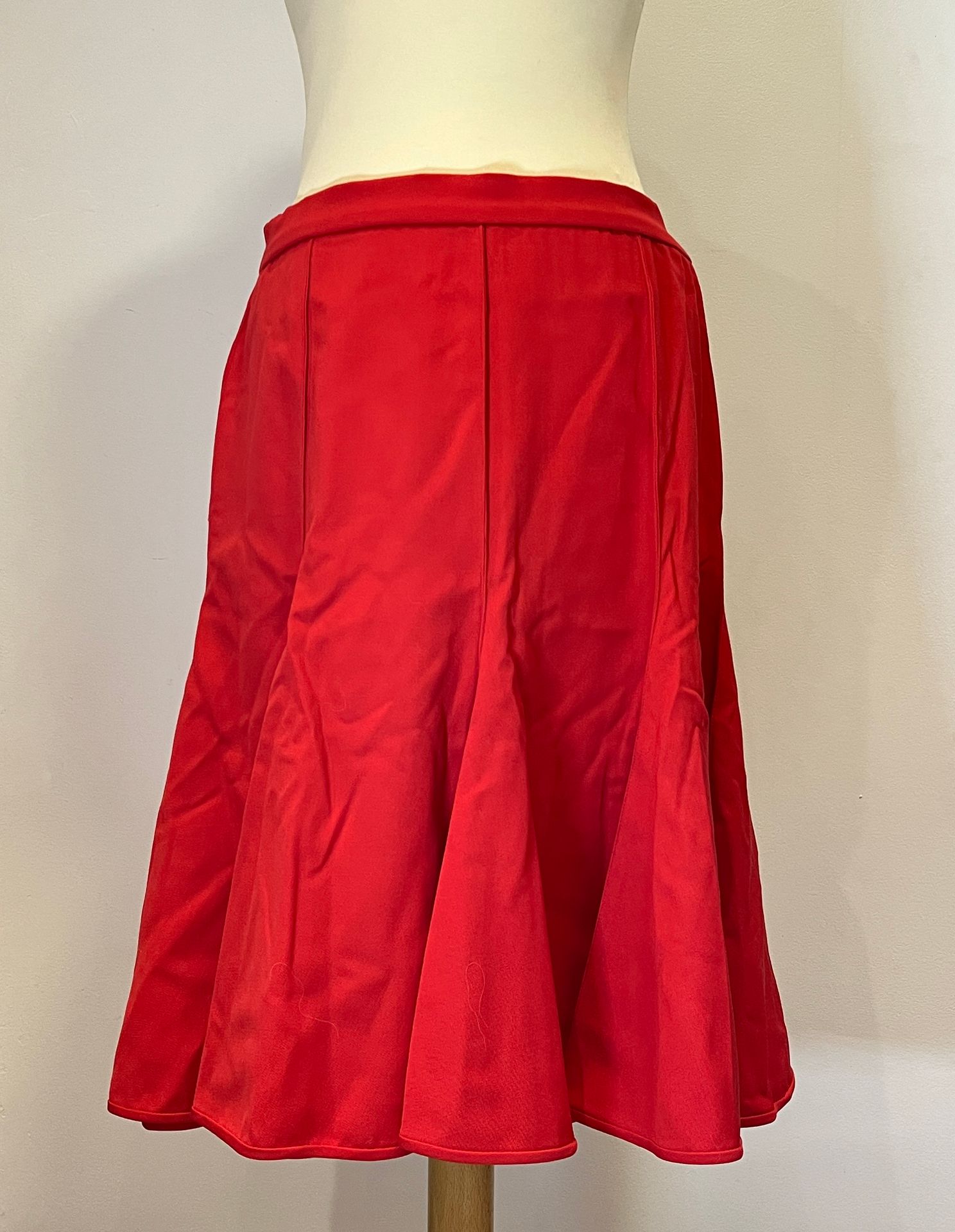 Null VALENTINO BOUTIQUE - 两条水桶裙，一条红色44号，一条白色（米白色42号）。