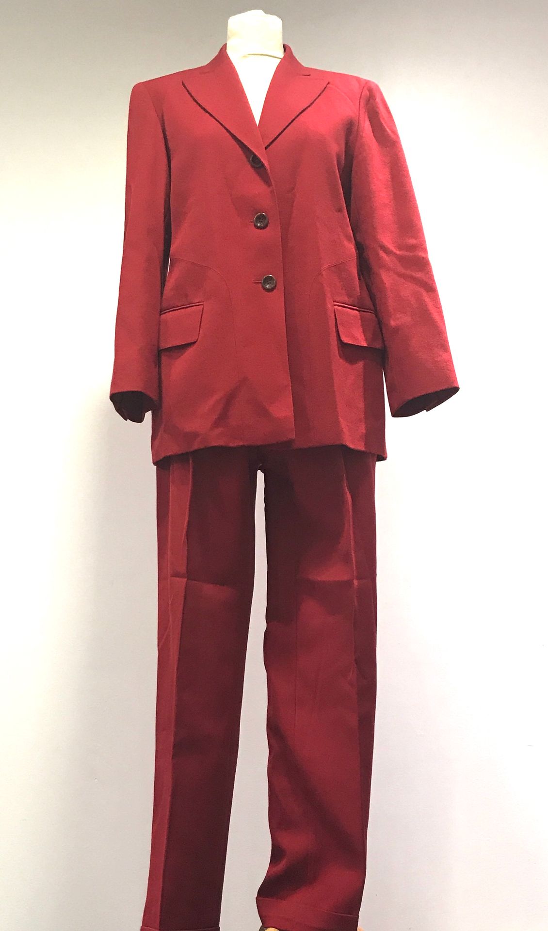 Null GUY LAROCHE - Tailleur pantalon en serge de laine rouge carmin, la veste à &hellip;