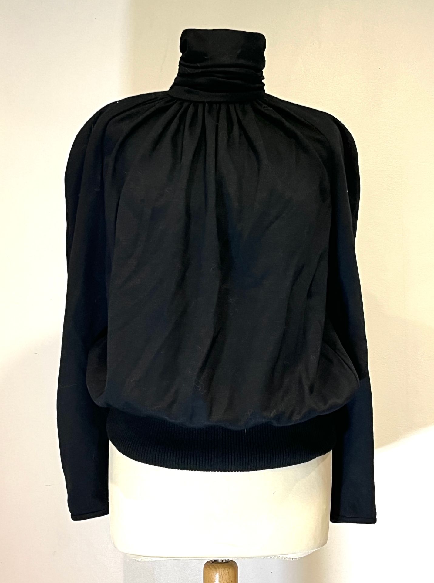 Null VALENTINO BOUTIQUE - 黑色针织衫的运动装上衣，衣袖，高领，底部有大衣边缘收紧。尺寸42。