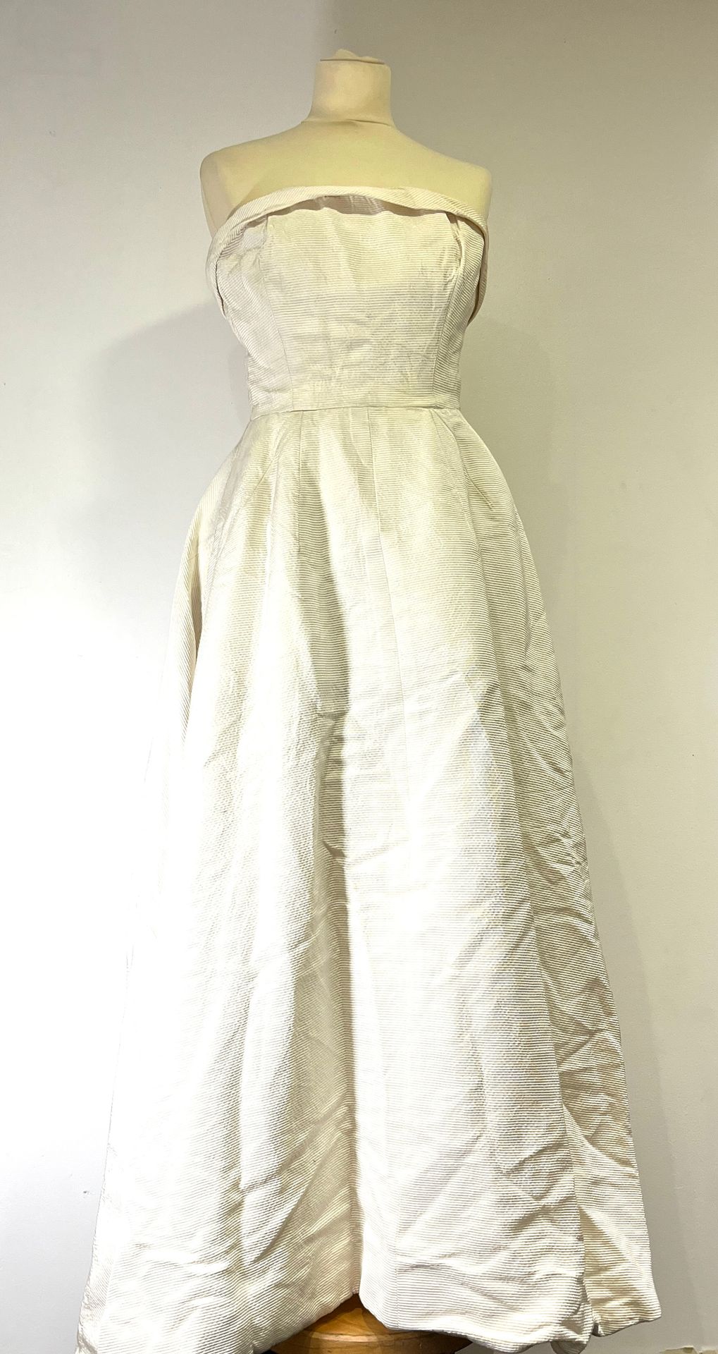 Null Hubert de Givenchy, belle robe de bal haute couture en ottoman blanc, busti&hellip;