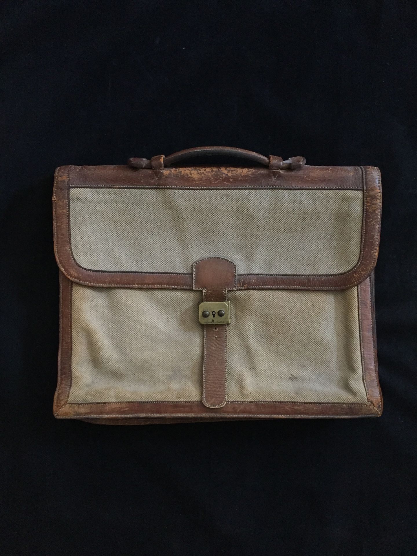 Null HERMES - "Dépêches "包，39厘米，有两个米色和天然猪肉帆布的夹层，翻盖上有鎏金铜锁，有手柄。磨损、痕迹、污渍、破损）。