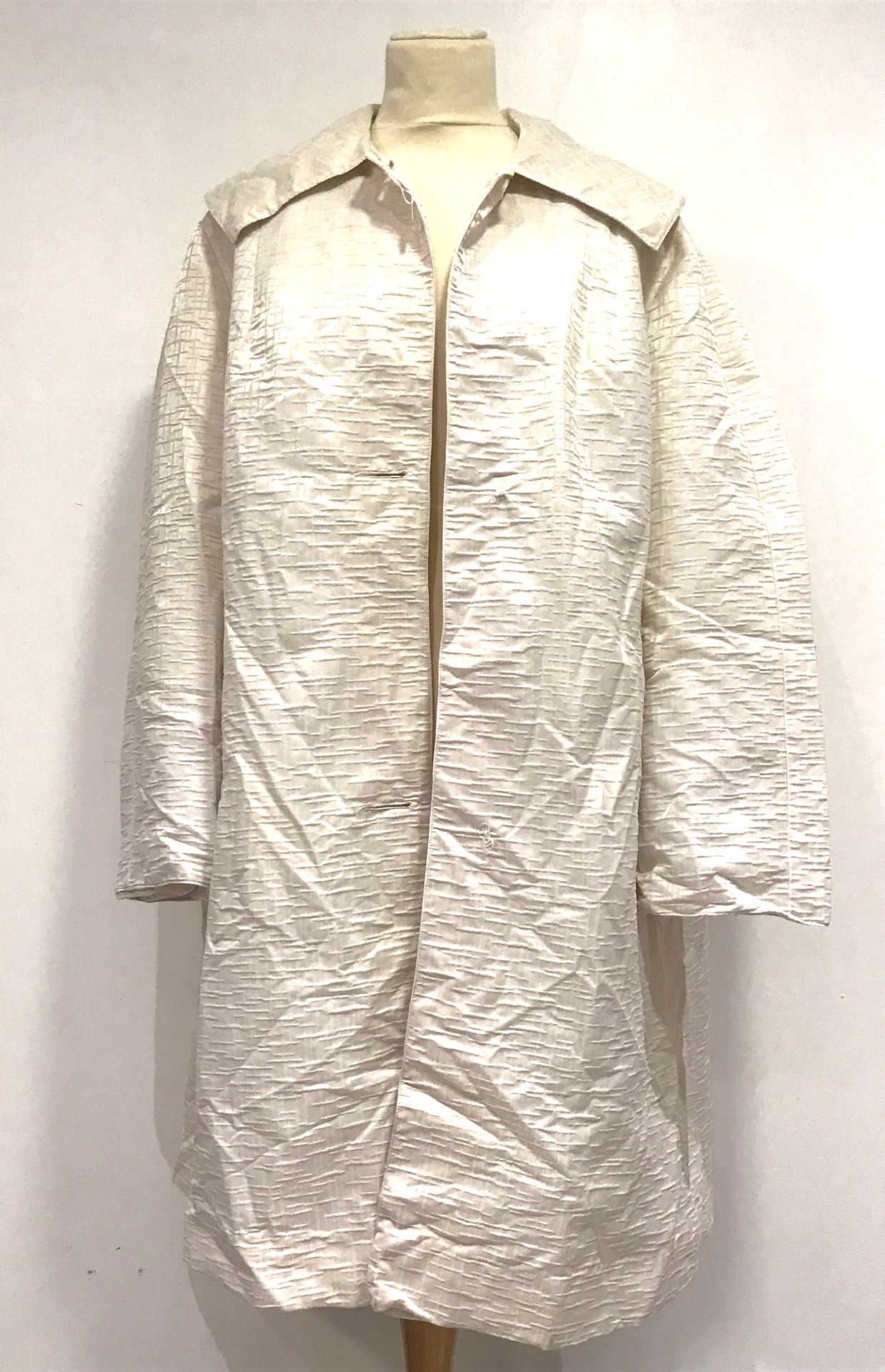 Null "La ROSE - Paris". Oversized raincoat in ivory brocaded polyester. Wide col&hellip;