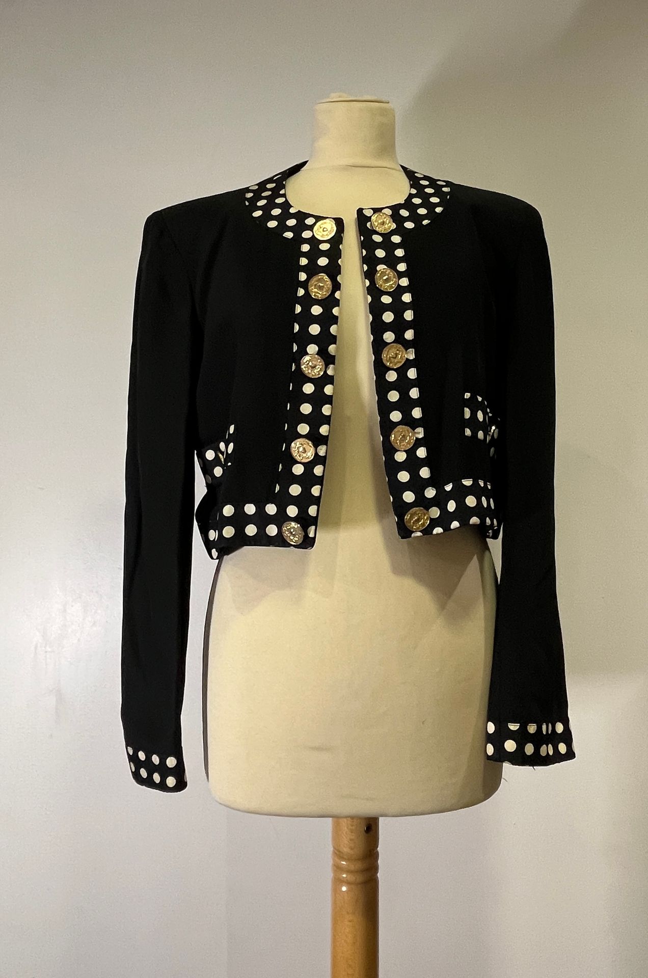 Null MOSCHINO - 黑色绉绸圆领斯宾塞，白色圆点斜纹装饰，金色纽扣细节，斜插口袋。尺寸38。