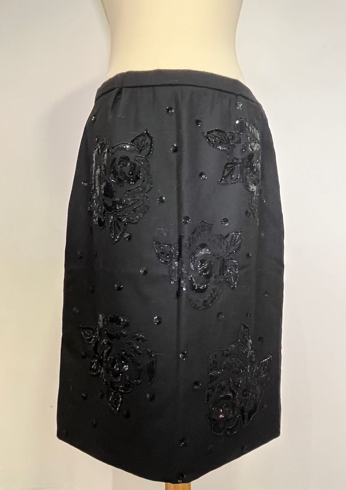 Null VALENTINO BOUTIQUE - une jupe droite en lainage noir de tailleur décorée de&hellip;