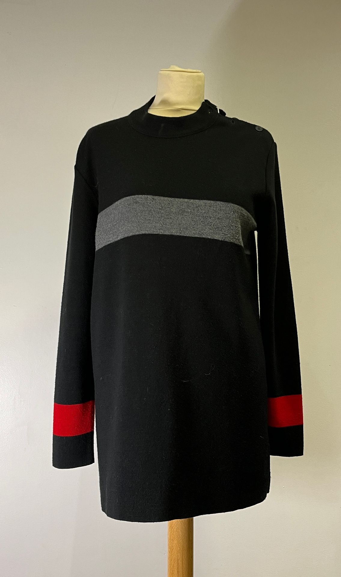 Null Agnès B. Jersey largo de lana negra con rayas grises y rojas en el pecho y &hellip;