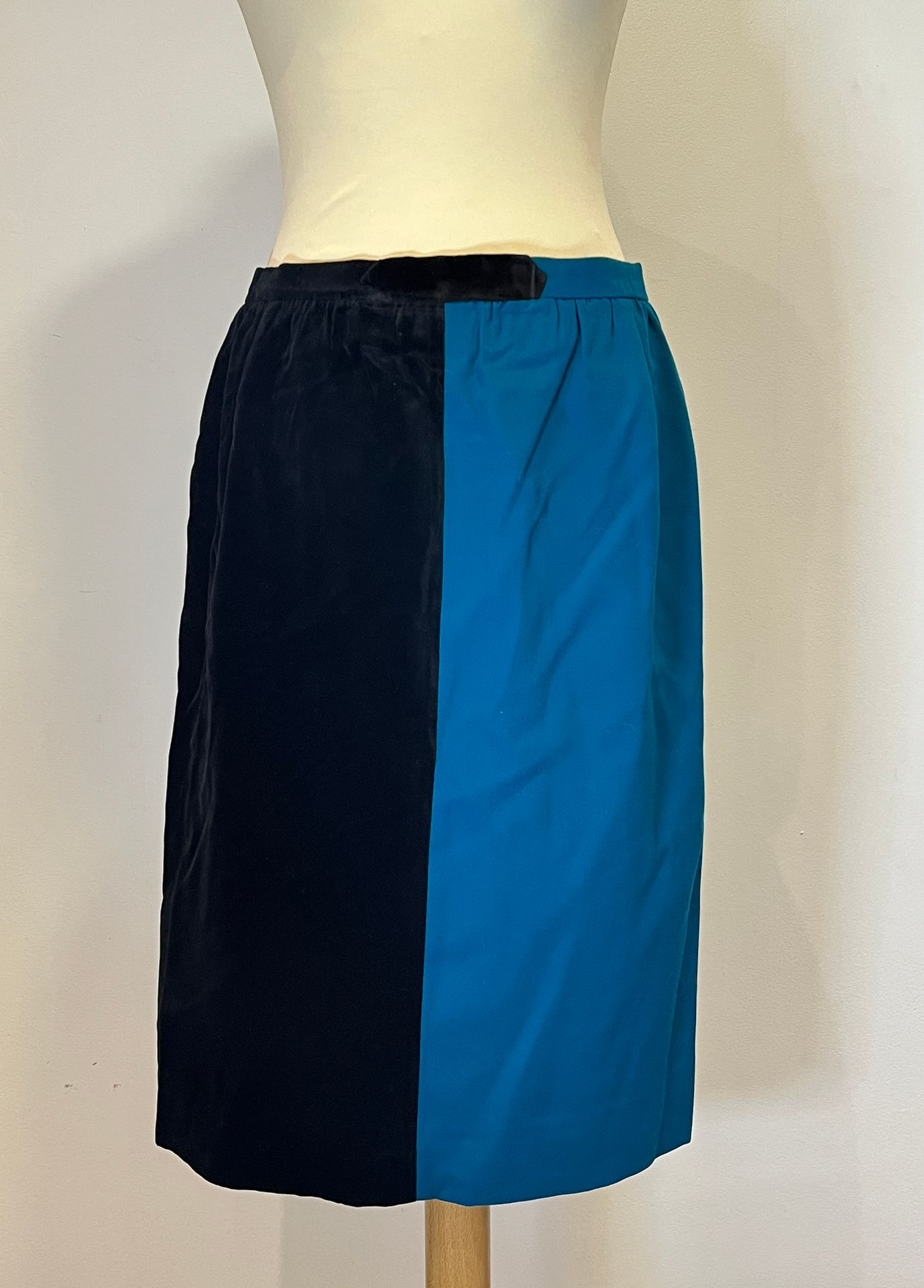 Null VALENTINO BOUTIQUE - 双色双料直筒裙：一边是黑色天鹅绒，另一边是汽油粉粒。尺寸42。附有同型号的黑色直筒裙。