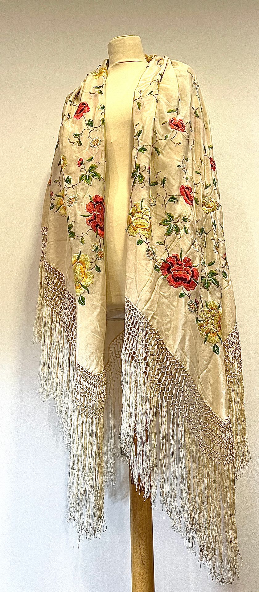 Null 象牙绉纱马尼拉披肩，用丝线针刺多色牡丹、树枝和叶子；周身用象牙人造丝打结的流苏镶边，尺寸为140×150厘米，状况良好，20世纪初。