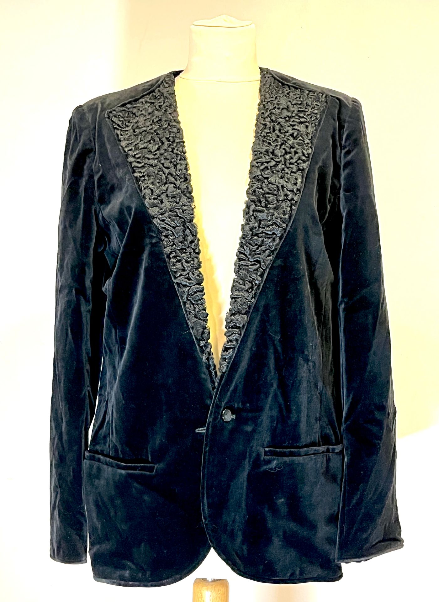 Null VALENTINO BOUTIQUE - 黑色天鹅绒直筒夹克，带ASTRACHAN empiecemet领子。尺寸40。