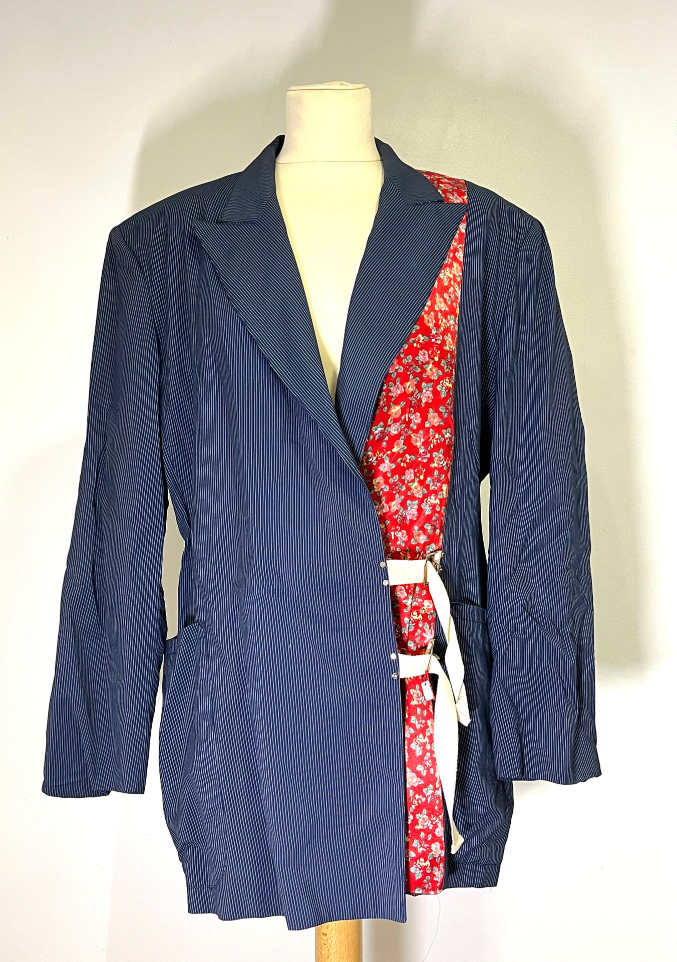 Null Gautier Junior - Gerade geschnittene blaue Jacke mit feinen weißen Streifen&hellip;