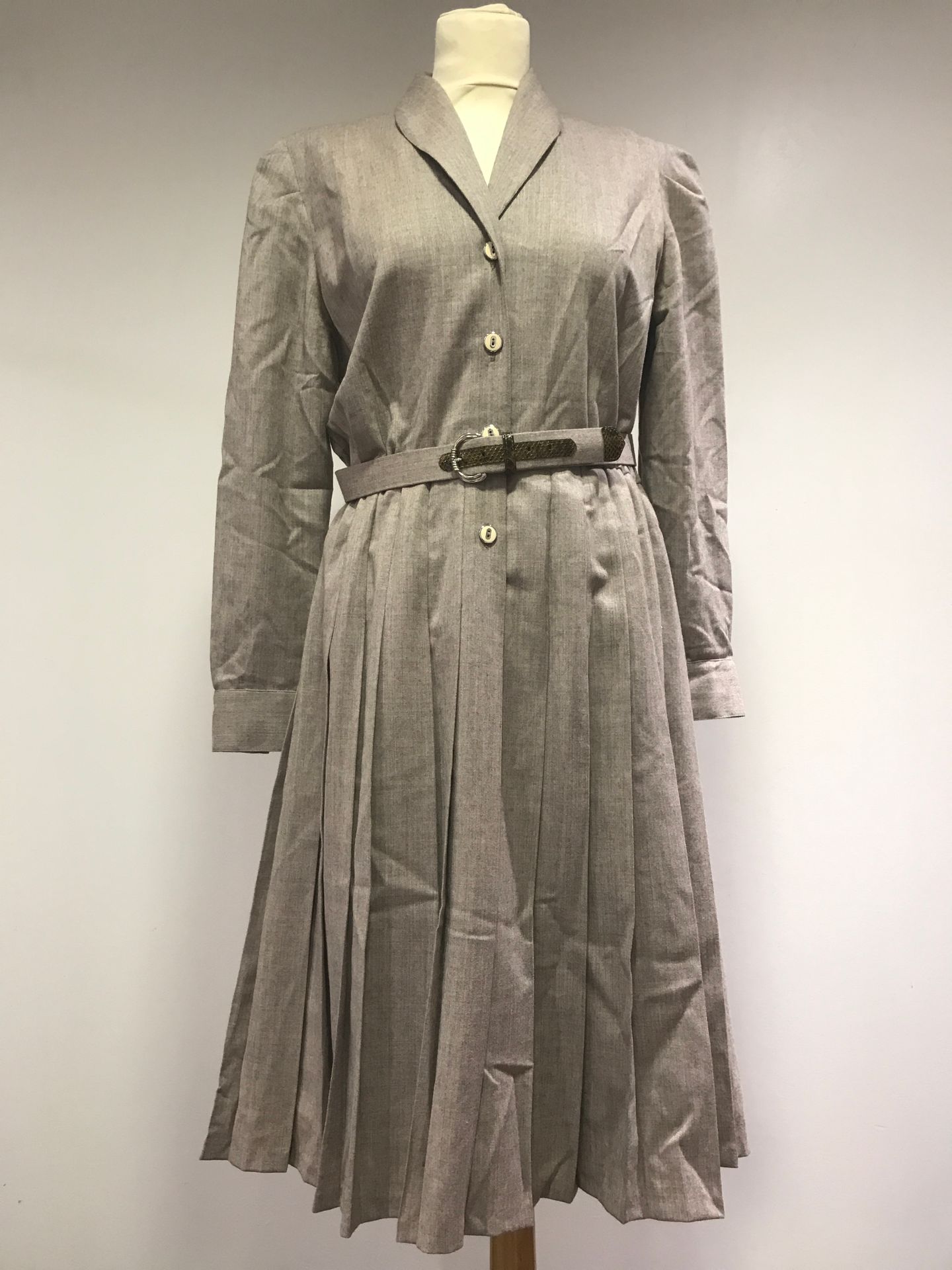 Null Gérard PASQUIER - Kleid aus Wolle mit vorne geschlossenem Châle-Kragen und &hellip;