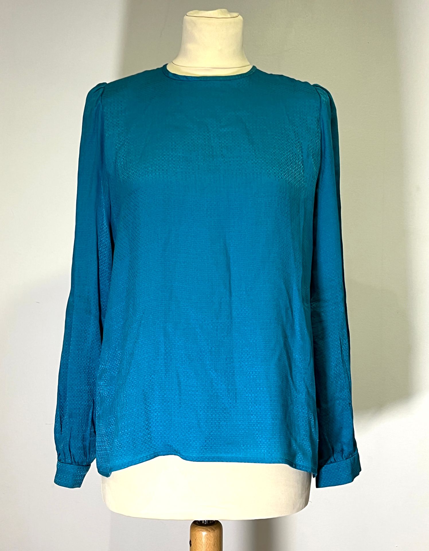 Null VALENTINO BOUTIQUE - Top in turquoise silk, closed at the back by concealed&hellip;
