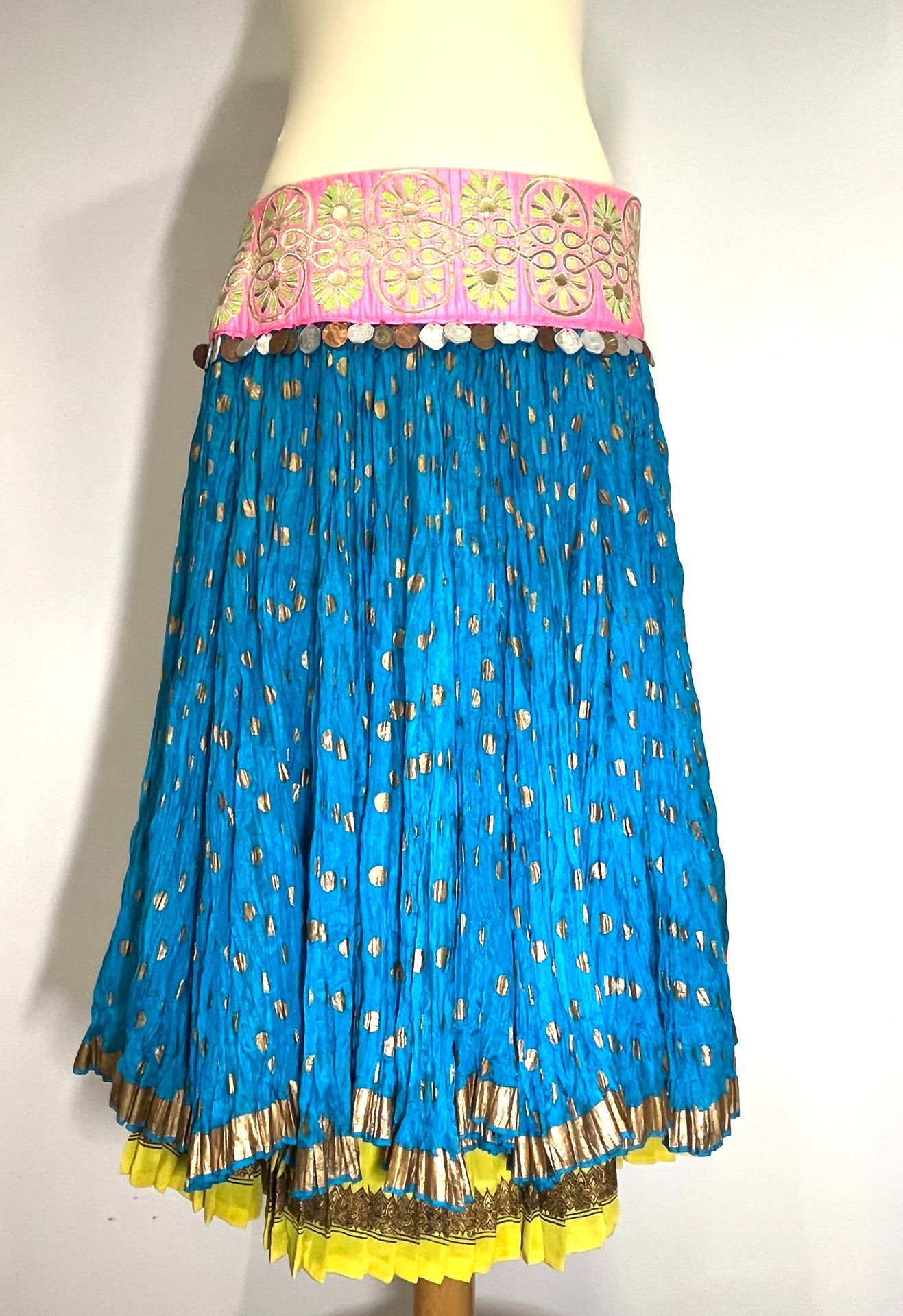Null MANISH ARORA - Una falda de seda azul, pintada con lunares dorados, forrada&hellip;