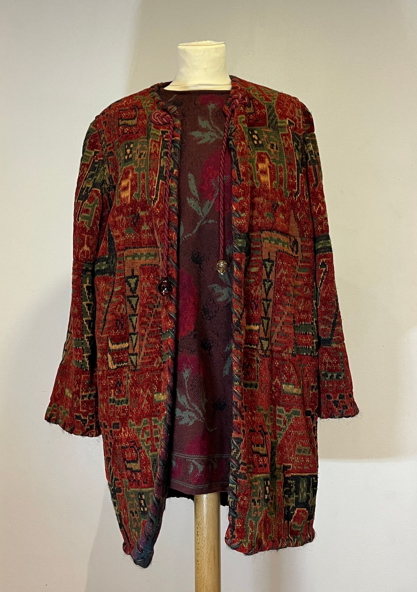 Null EMMANUEL UNGARO - 长外套，针织和雪尼尔材质，带有民族图案，领口处有领带。尺寸42。一件带有花纹的棕色针织上衣。